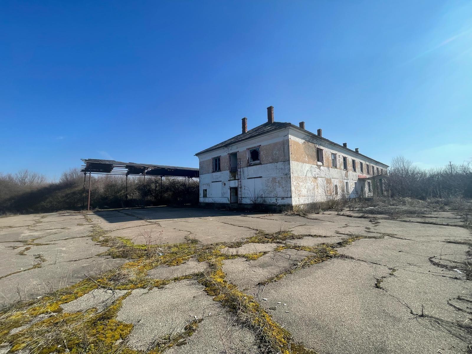 Proprietate versatila fost camin muncitori +teren loc.Batar jud Bihor - 2