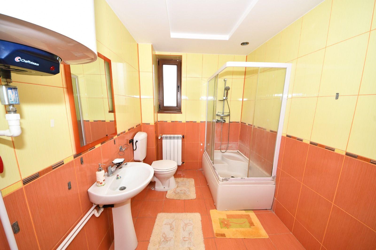 Vila spatioasa, pretabil pentru locuit/clinica, zona Micro 17 – Galati - 46