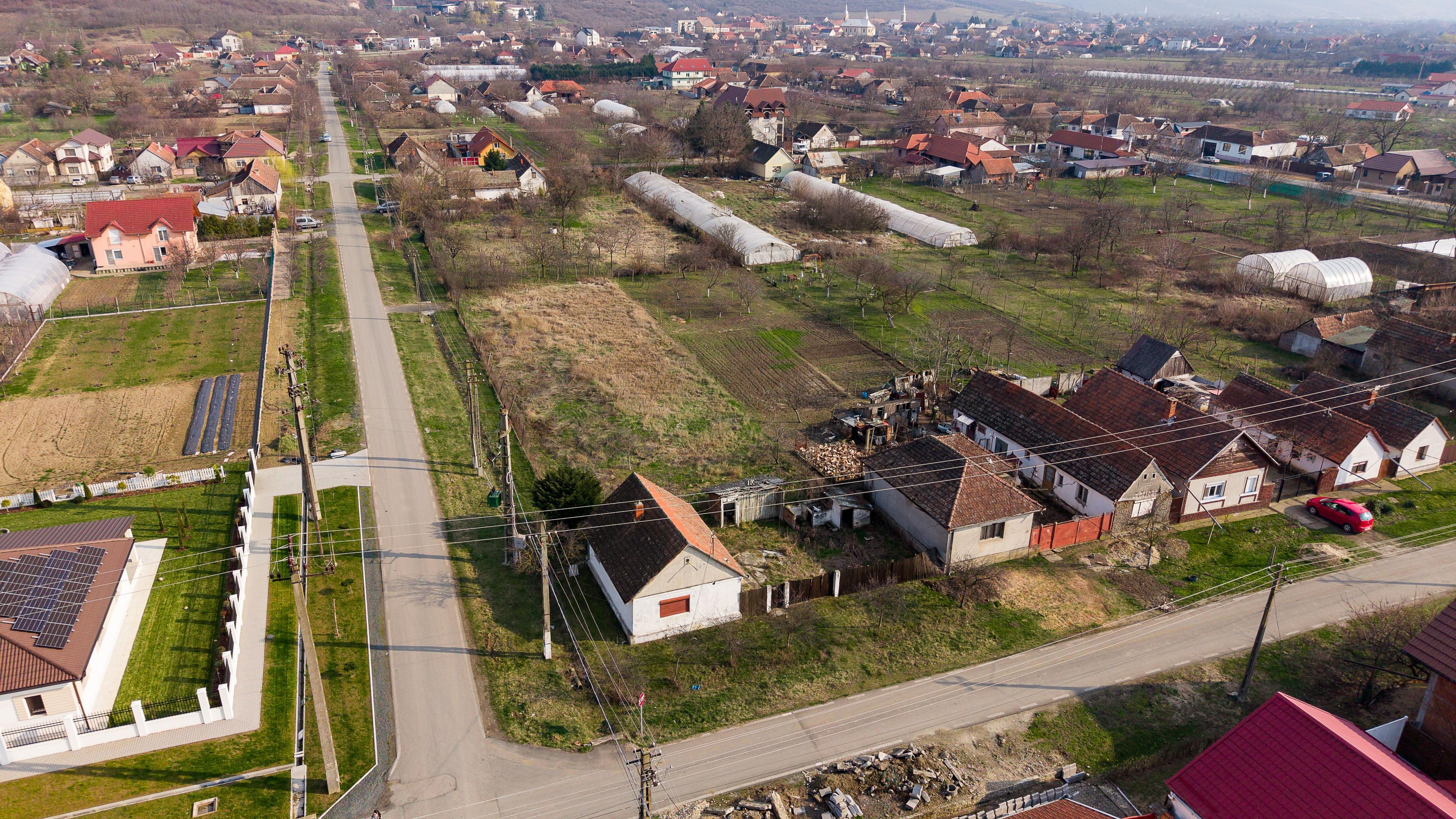 Teren 1.570 mp + casă din cărămidă–zonă liniștită - 2