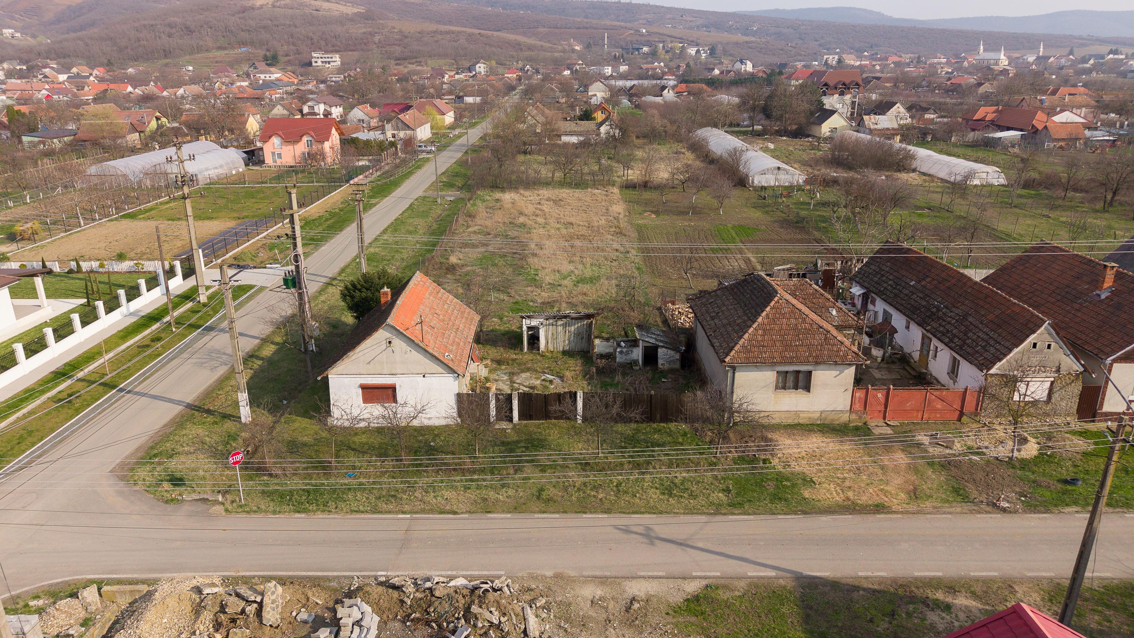 Teren 1.570 mp + casă din cărămidă–zonă liniștită