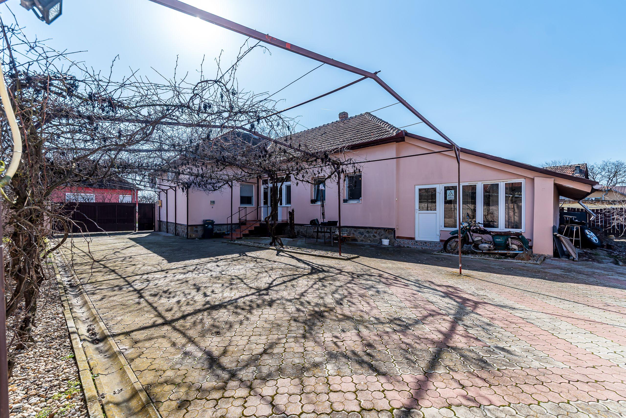 Casa ideală pentru familie: școală la 3 min + anexă pentru bunici