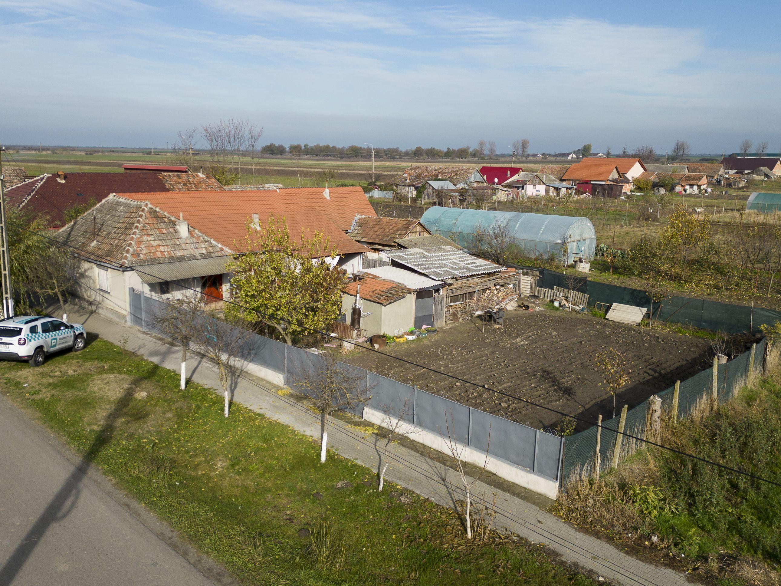 Casă cu front stradal generos Șeitin, județul Arad - 2