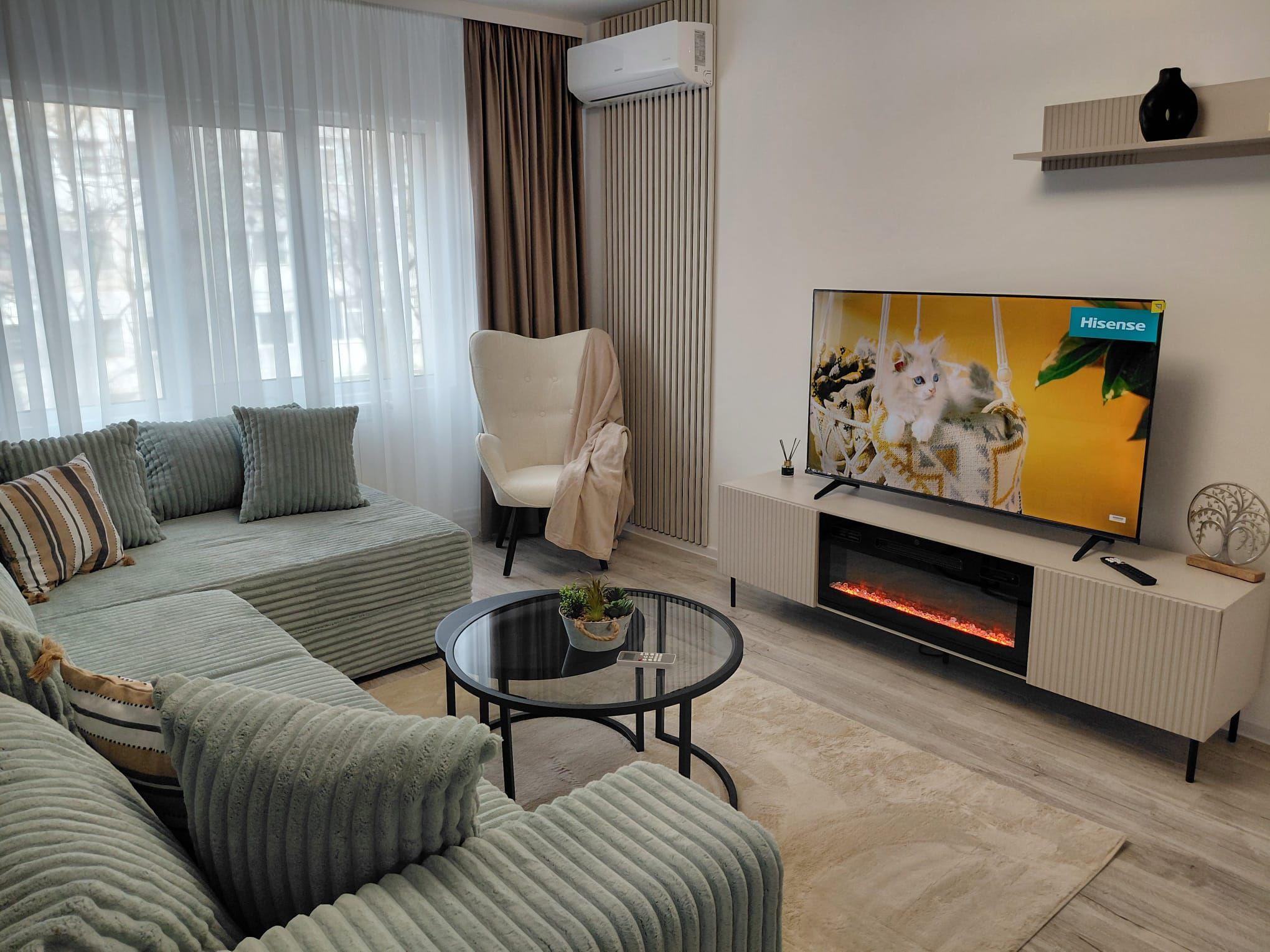 Vanzare - apartament cu 3 camere, Micro 16, renovat, mobilat nou - 1