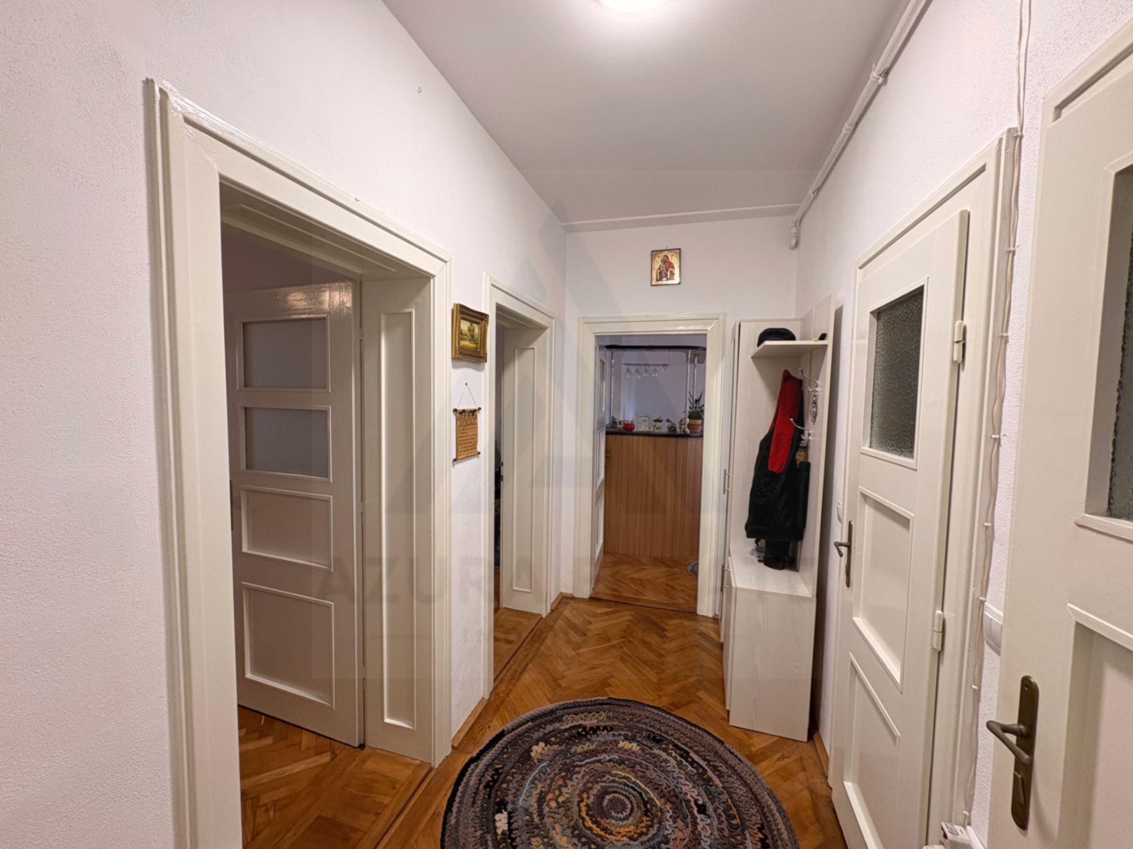 Apartament decomandat 70 mp utili 2 bai pivnita si curte 58 mp Central