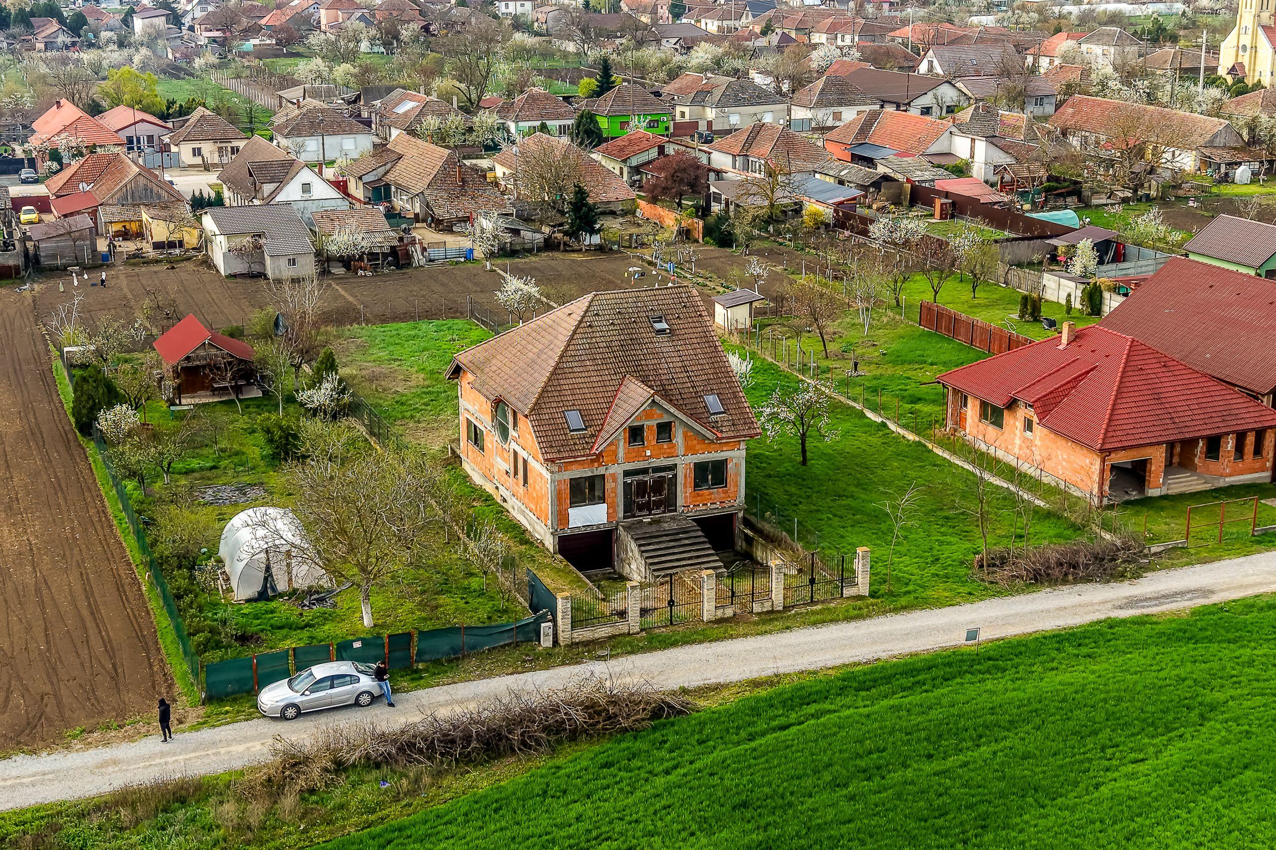PRET NOU! Casă 6 camere - la roșu - Zimandcuz, Arad – COMISION 0 - 1