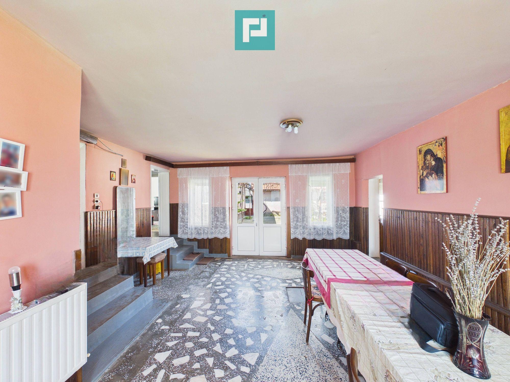 Casă solidă cu 5 camere in localitatea Almaș, Arad - 2