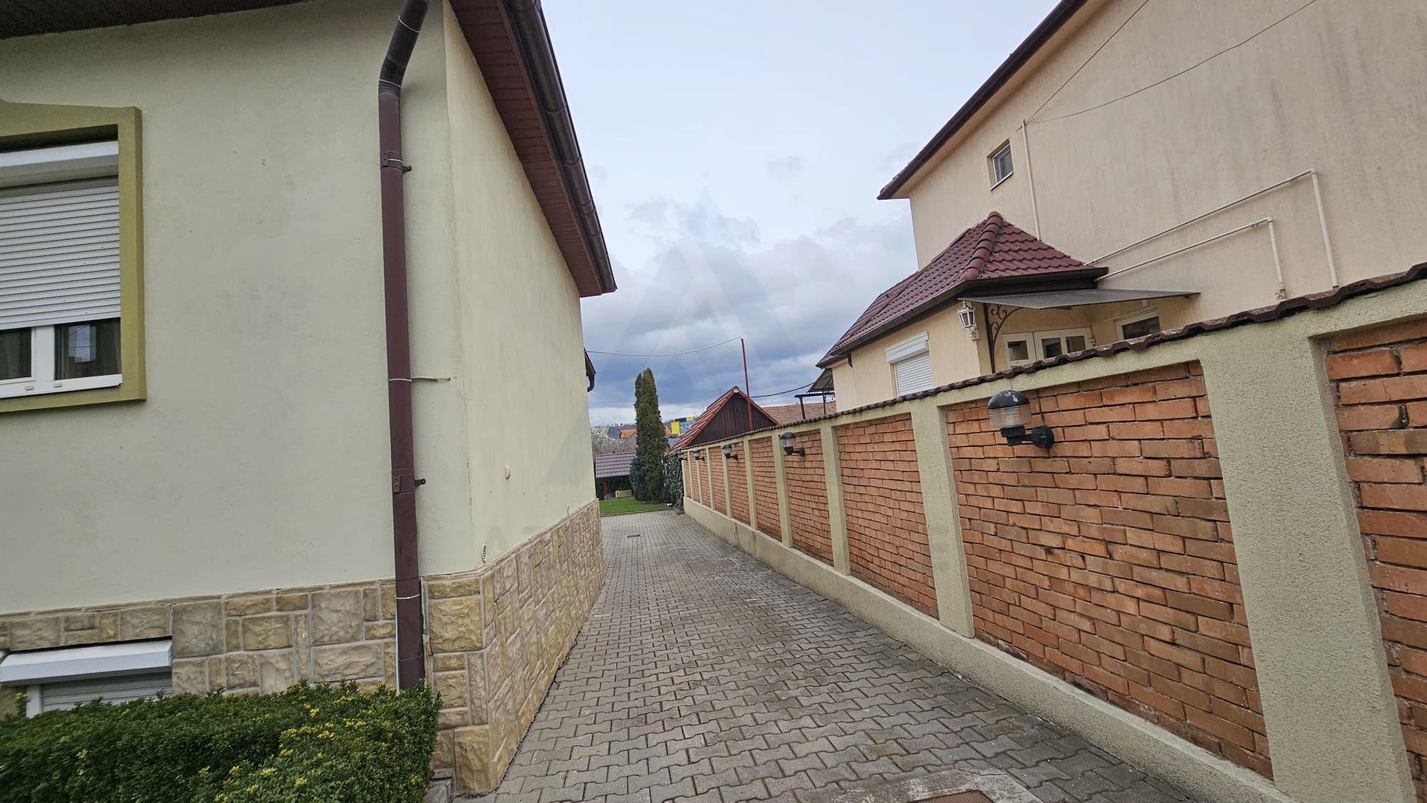 Casa 5 camere 3 bai garaj inchis si teren 700 mp utili in Lazaret - 14