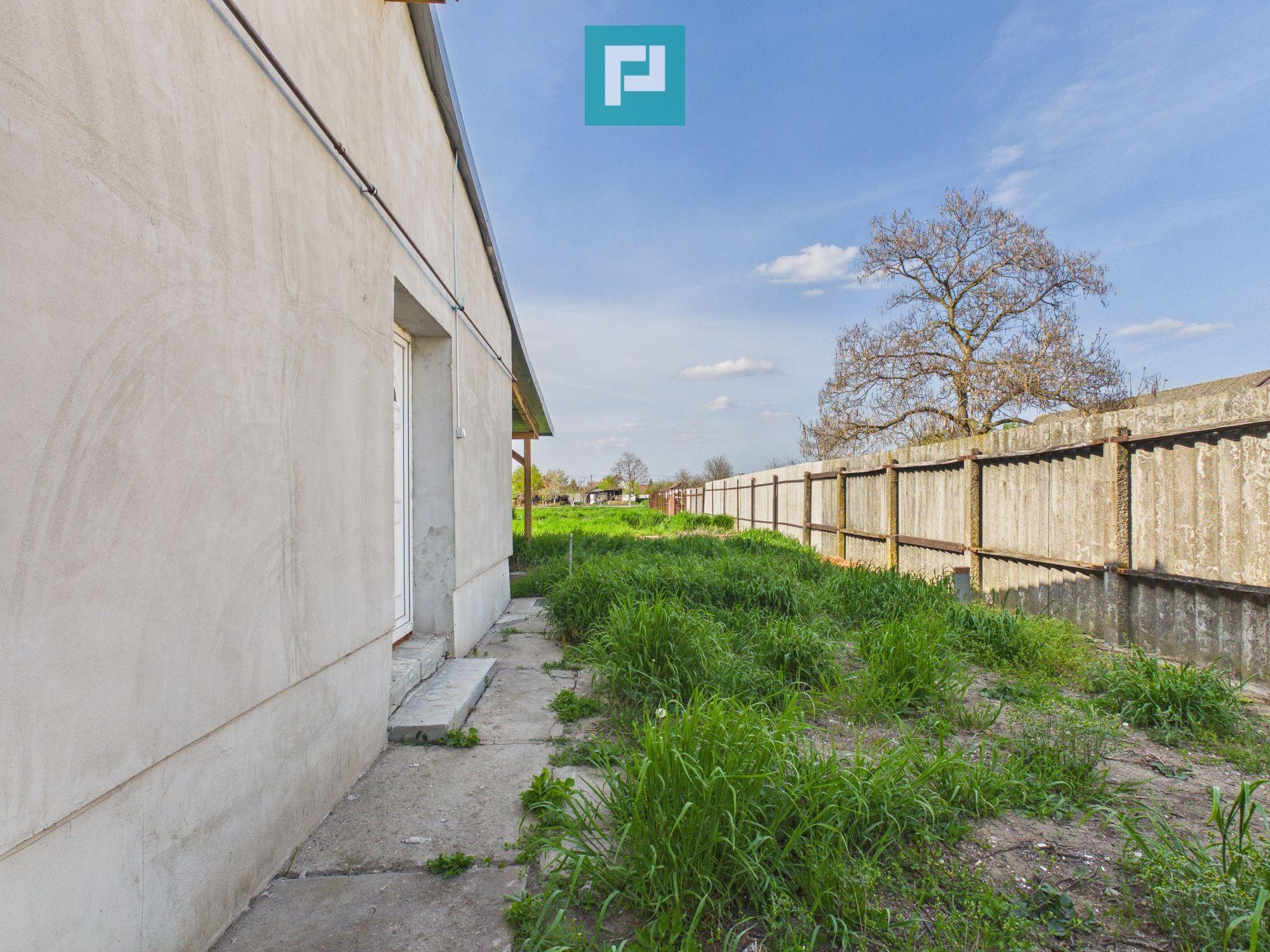 Casă renovată 4 camere si 1452 mp teren în Bătania - 12