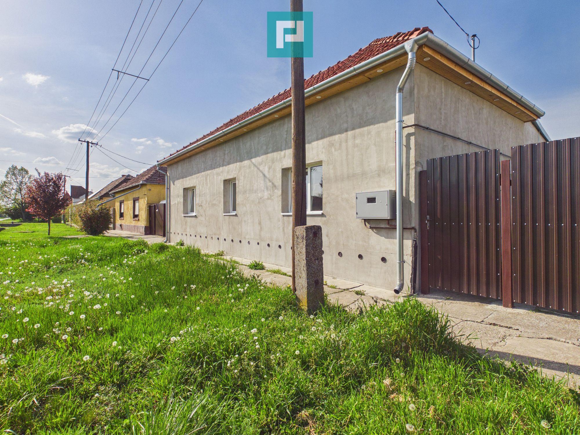 Casă renovată 4 camere si 1452 mp teren în Bătania - 2
