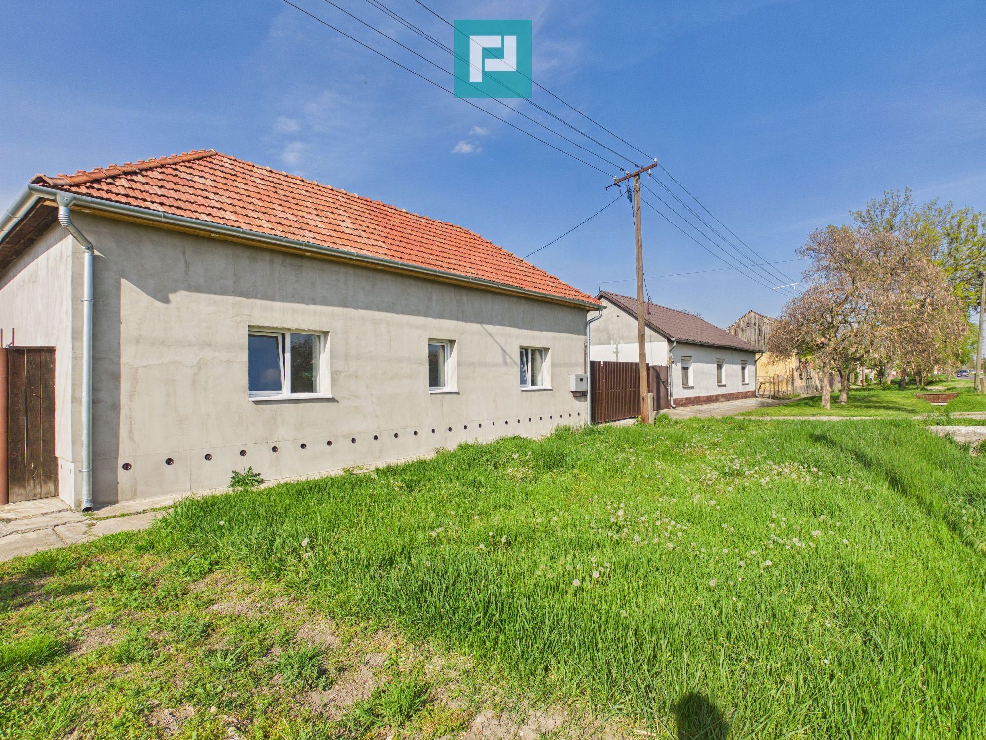 Casă renovată 4 camere si 1452 mp teren în Bătania - 1