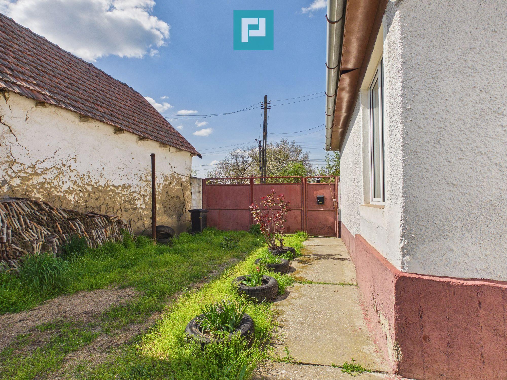 Casă cu 3 camere și 1047 mp în Peregu Mic - 3