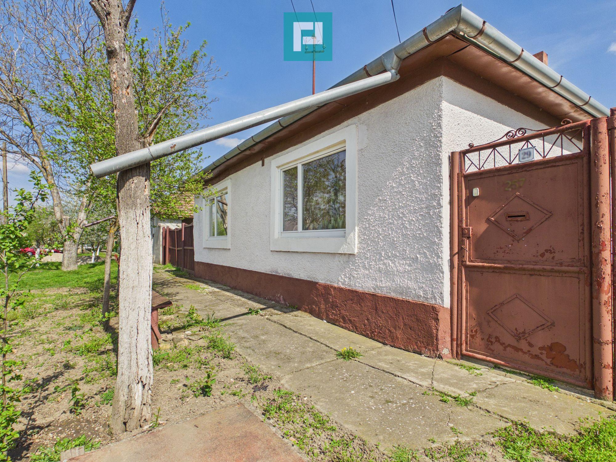 Casă cu 3 camere și 1047 mp în Peregu Mic - 1