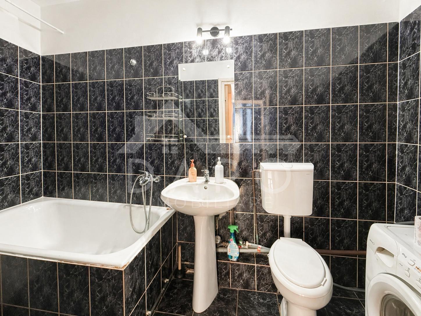 Vând apartament cu 2 camere,in cartierul Tudor,strada Infratirii - 5