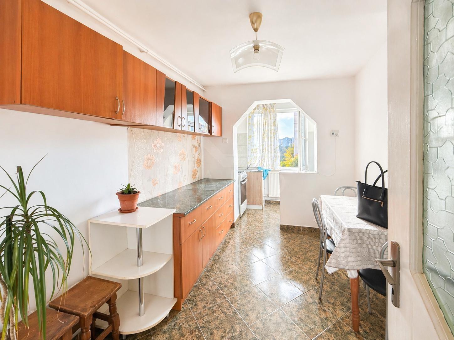 Vând apartament cu 2 camere,in cartierul Tudor,strada Infratirii - 2