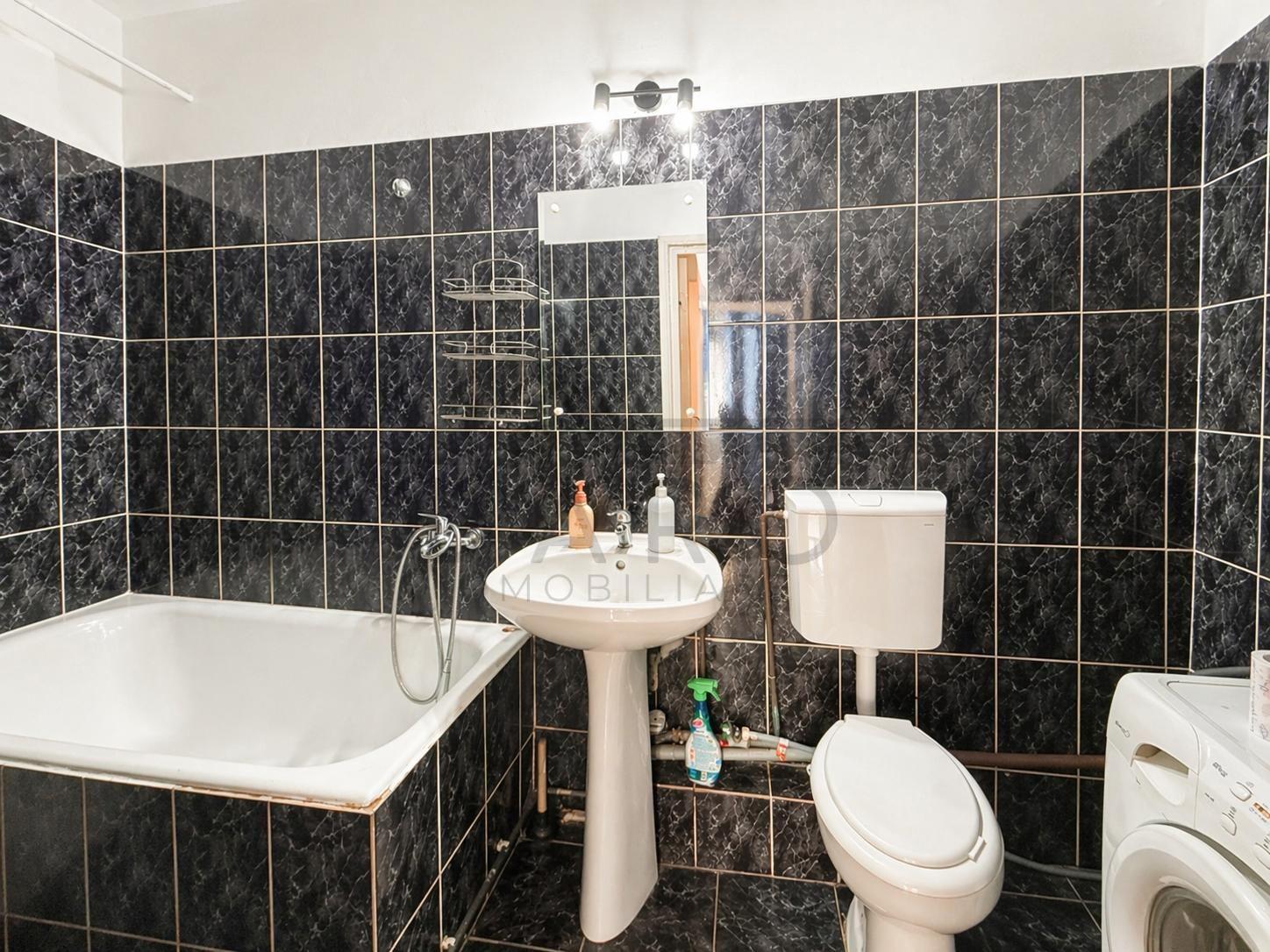 Vând apartament cu 2 camere,in cartierul Tudor,strada Infratirii - 5