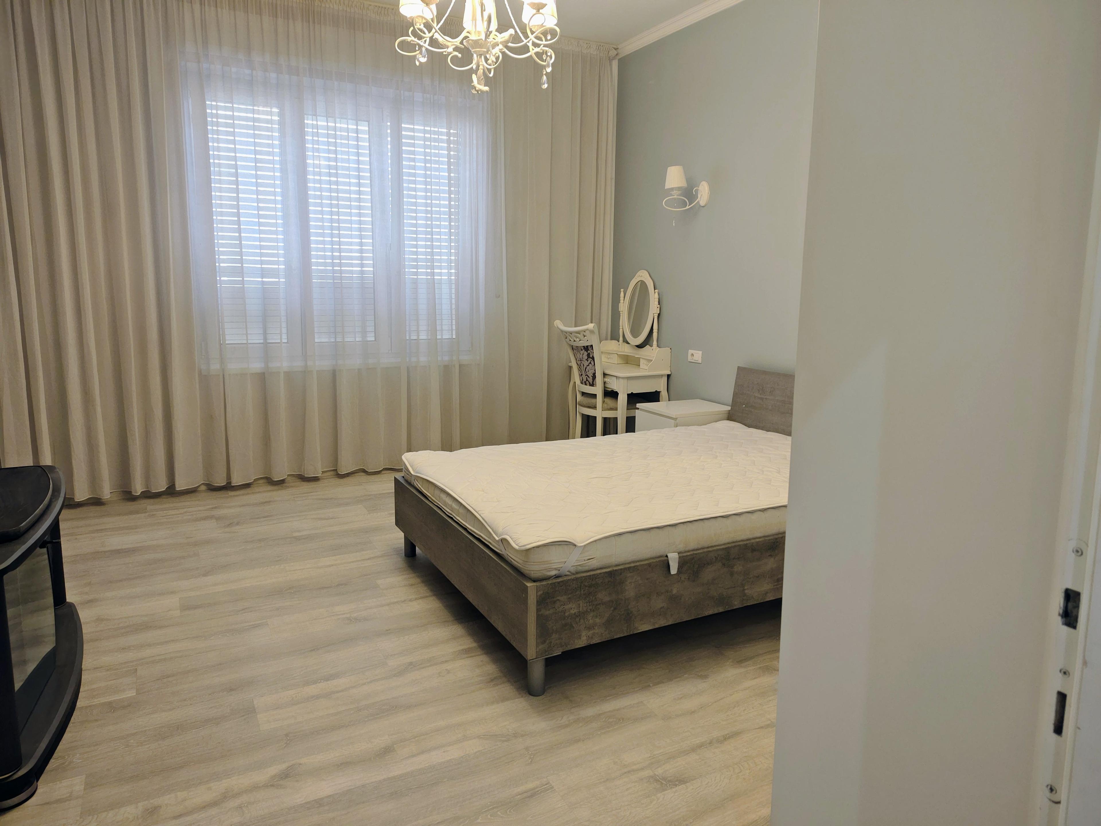 Apartament 3 camere la casa ,ultracentral, 550 E neg. Comision 50% - 4