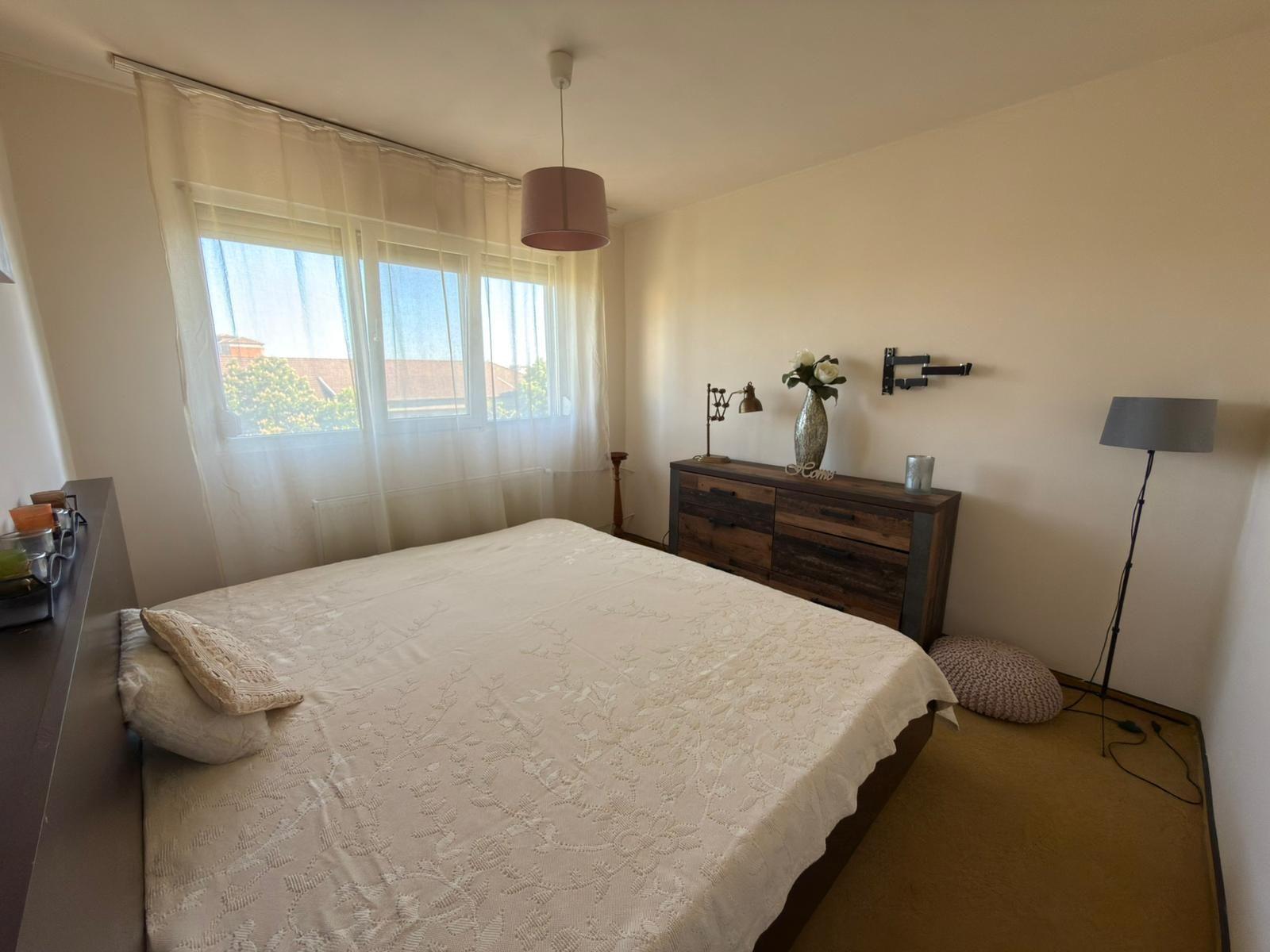 Ap 3 camere, decomandat,etaj 5 – zona Piața Rogerius.Pret 108.000 euro - 2