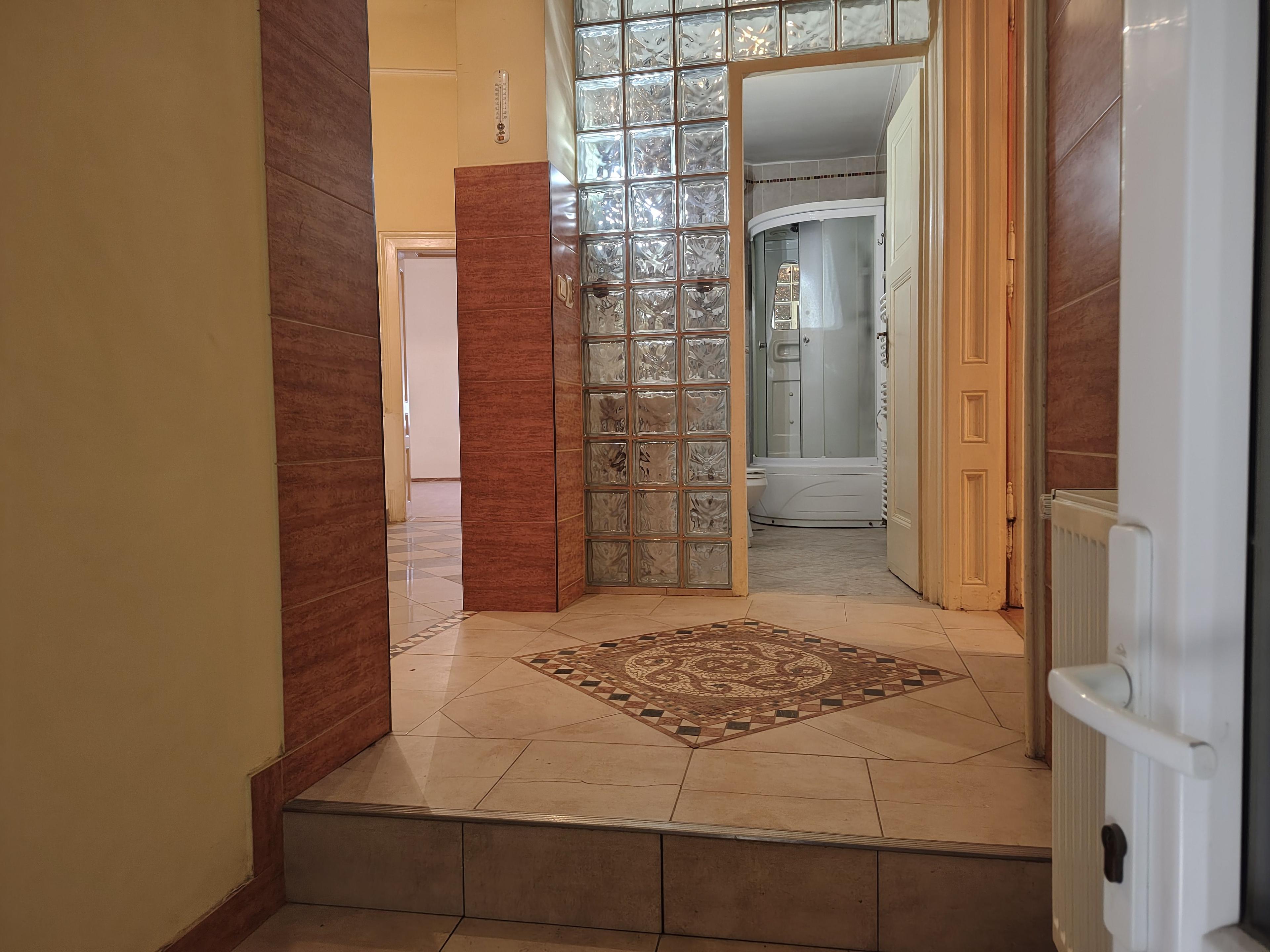 Apartament la casă cu front stradal, str. M. Eminescu. 119 900 E. - 1