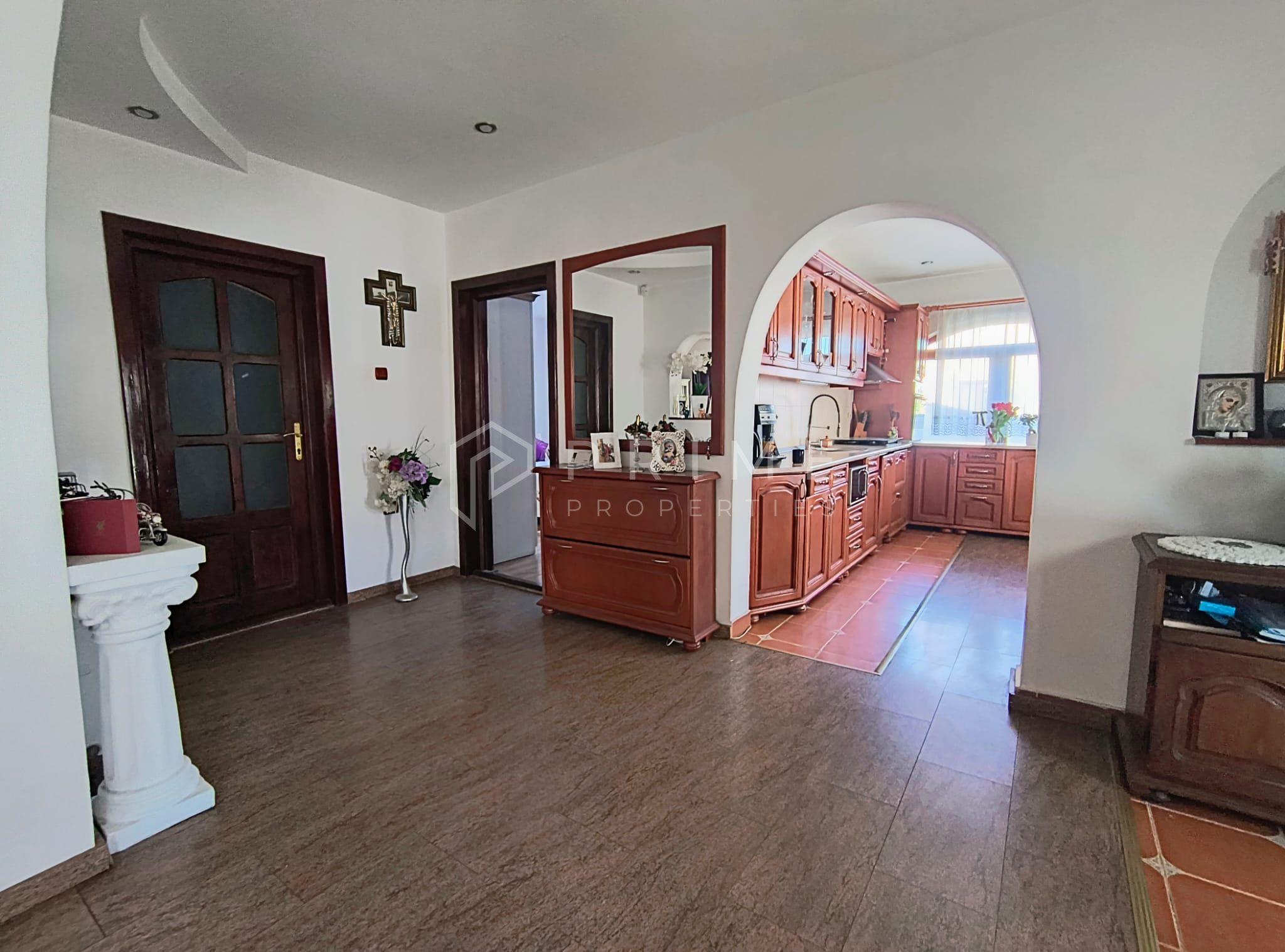 Casa perfectă pentru familie – curte, foișor cu grătar și garaj triplu - 9