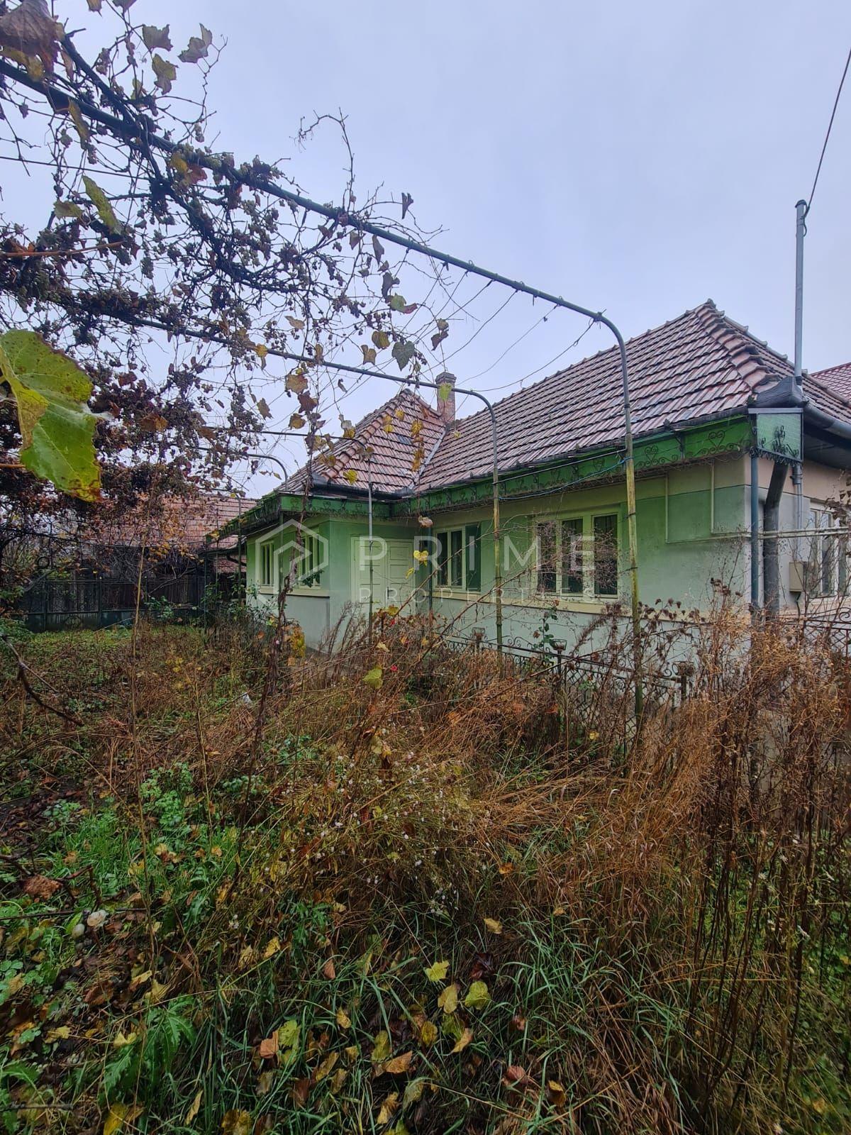 Casă cu teren de 1.000 m² – utilități complete, ideală pentru renovare - 1