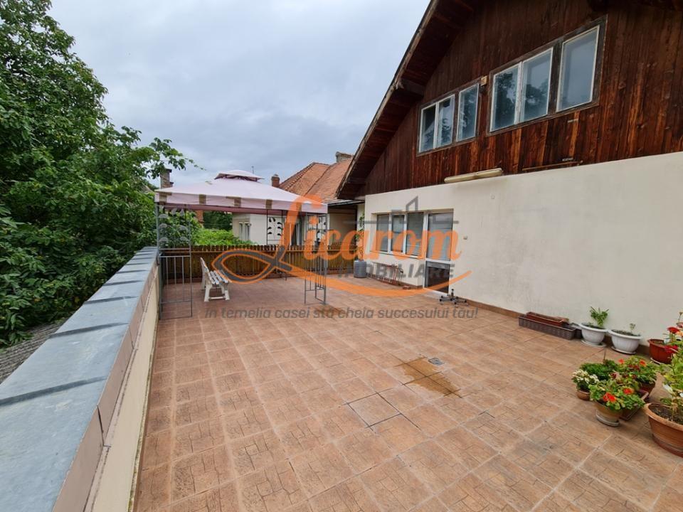 Proprietate individuala-3 apartamente,spatiu comercial,garaje,gradina,curte - 3