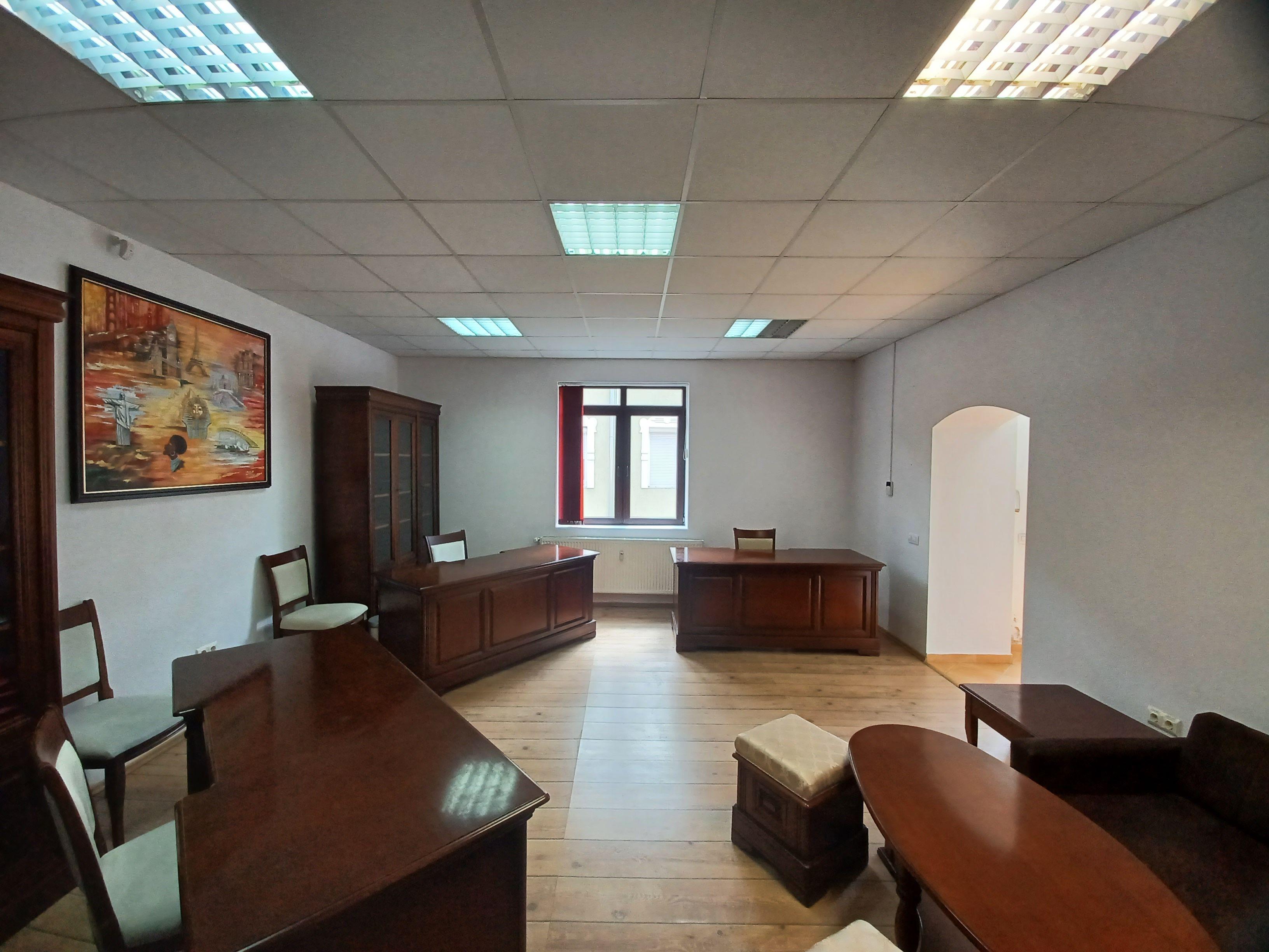 Birou, central, Ady Endre Oradea, 40 mp. 390 E neg. Comision 0 - 3