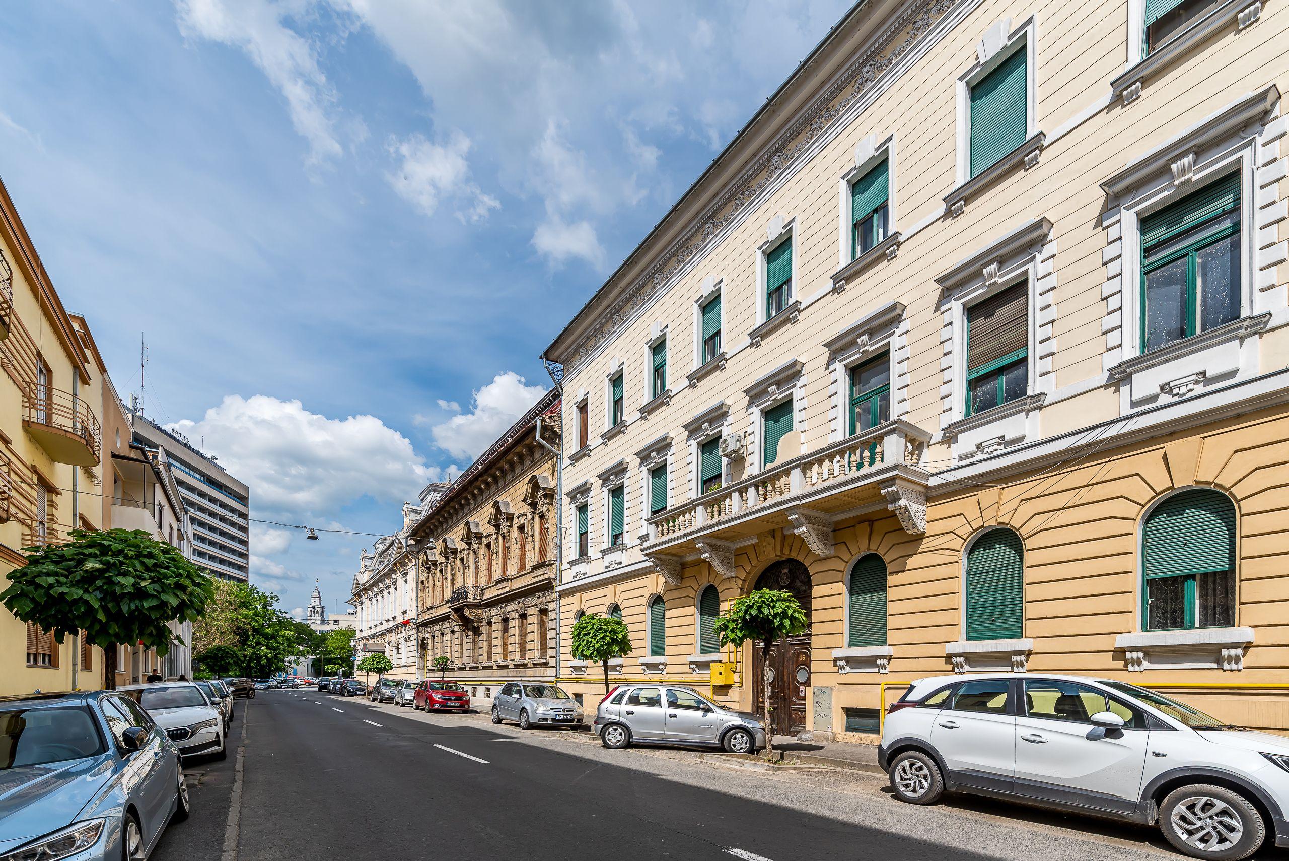 Rezervat Apartament 98 mp pe bulevardul Decebal, fatada renovata - 3