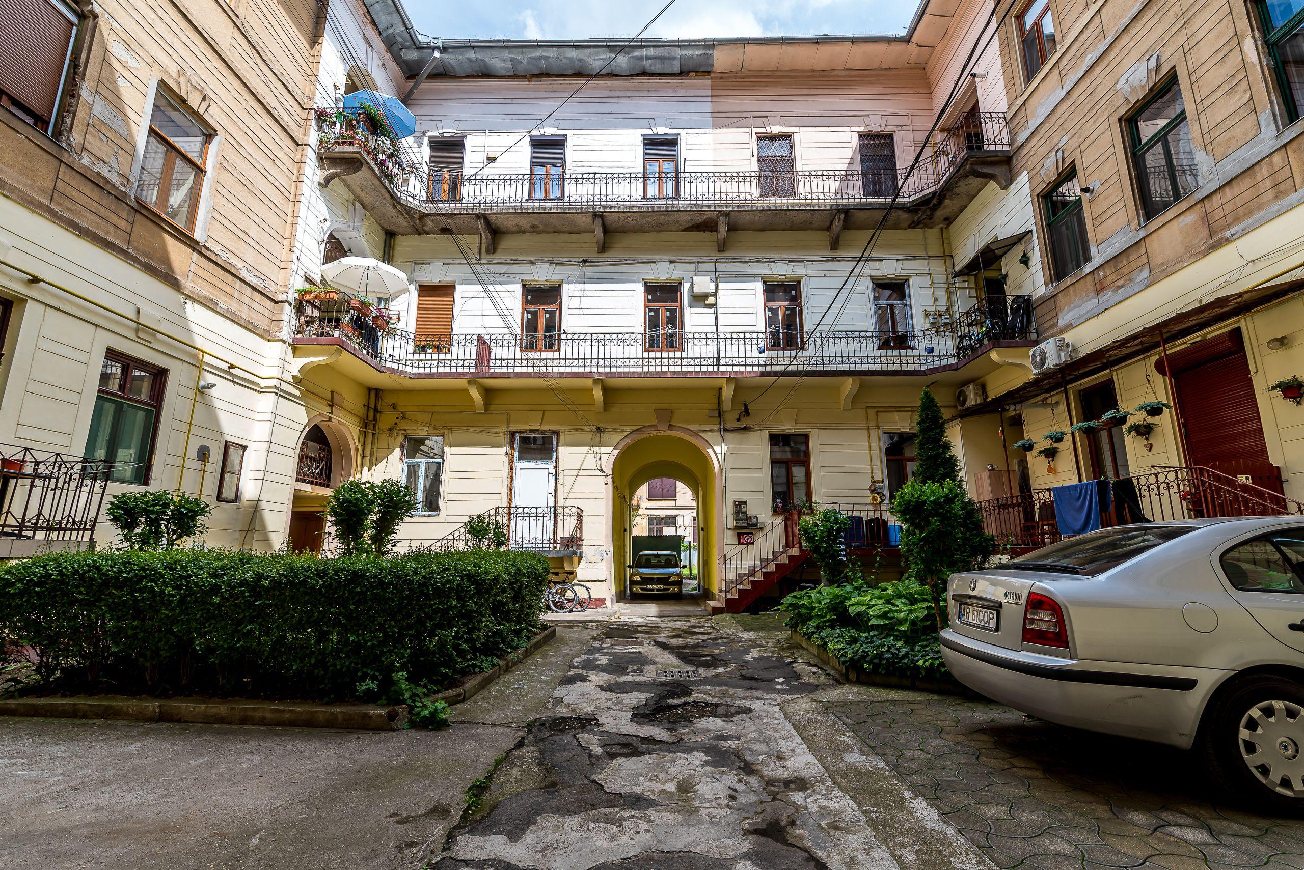 Rezervat Apartament 98 mp pe bulevardul Decebal, fatada renovata - 2