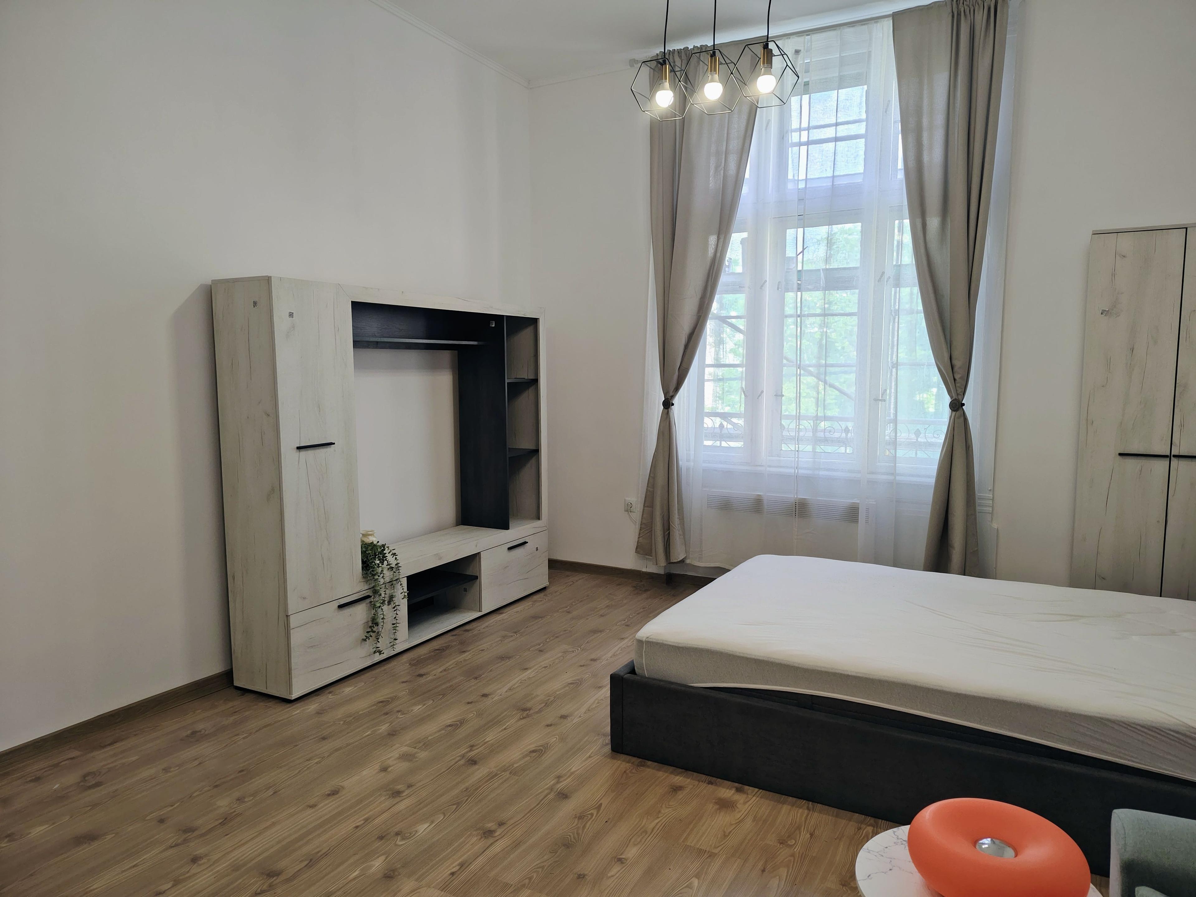 Chirie, ap. 1 camera, 40 mp, central Oradea. 320 E, comision 50% - 2