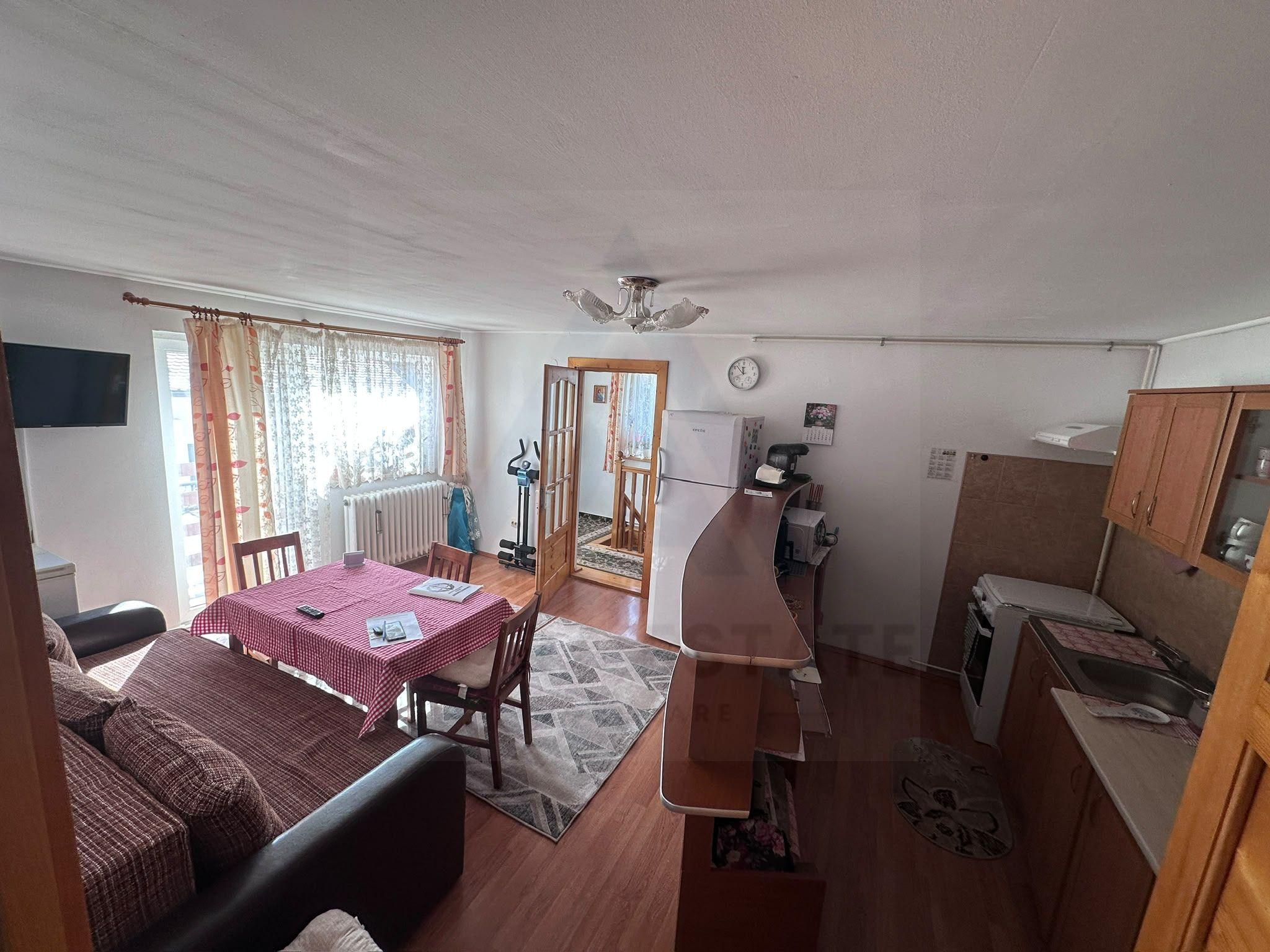 Apartament 3 camere decomandat 78 mp pivnita curte in zona Centrala - 1