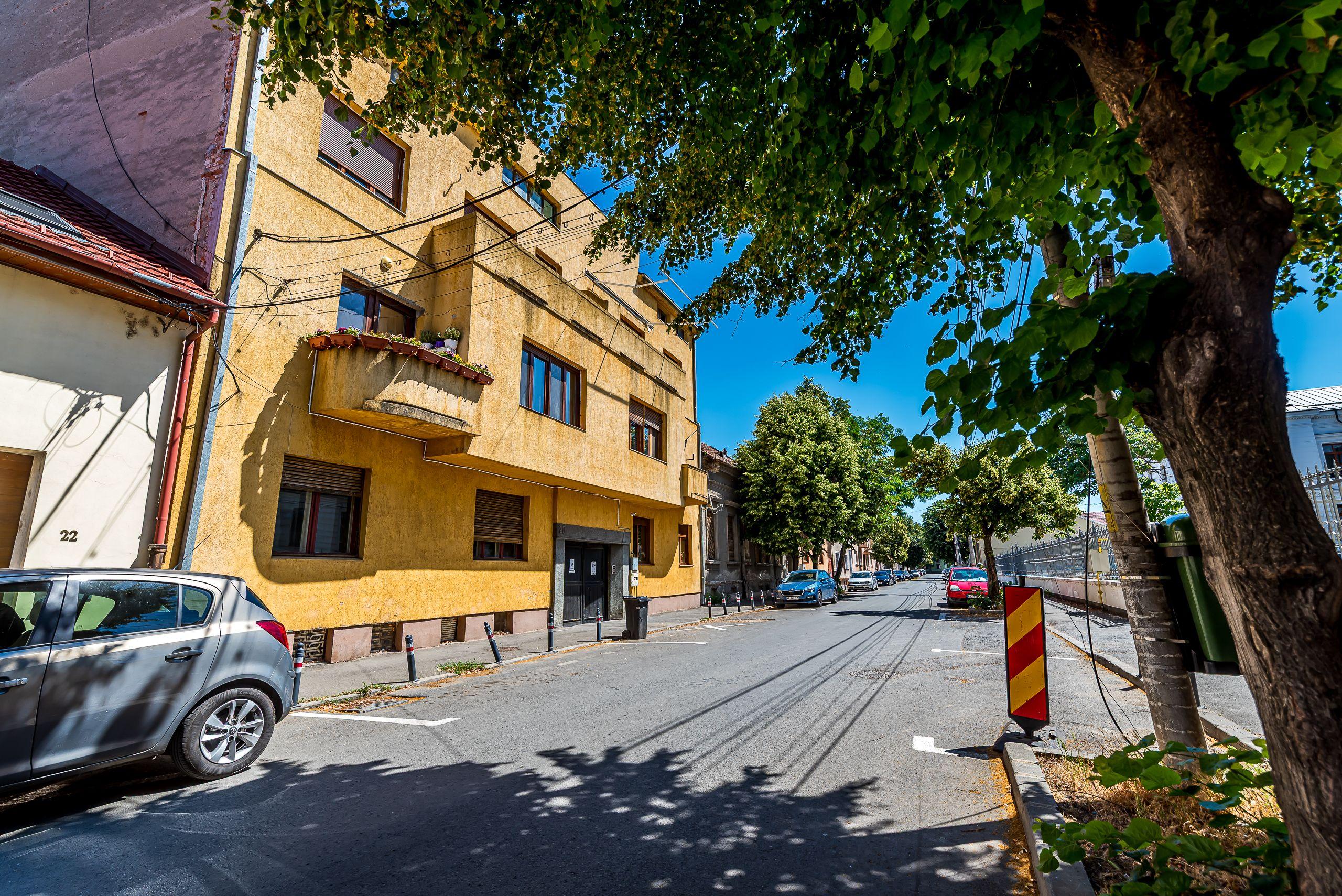Apartament în centru cu acces auto și garaj propriu - 2