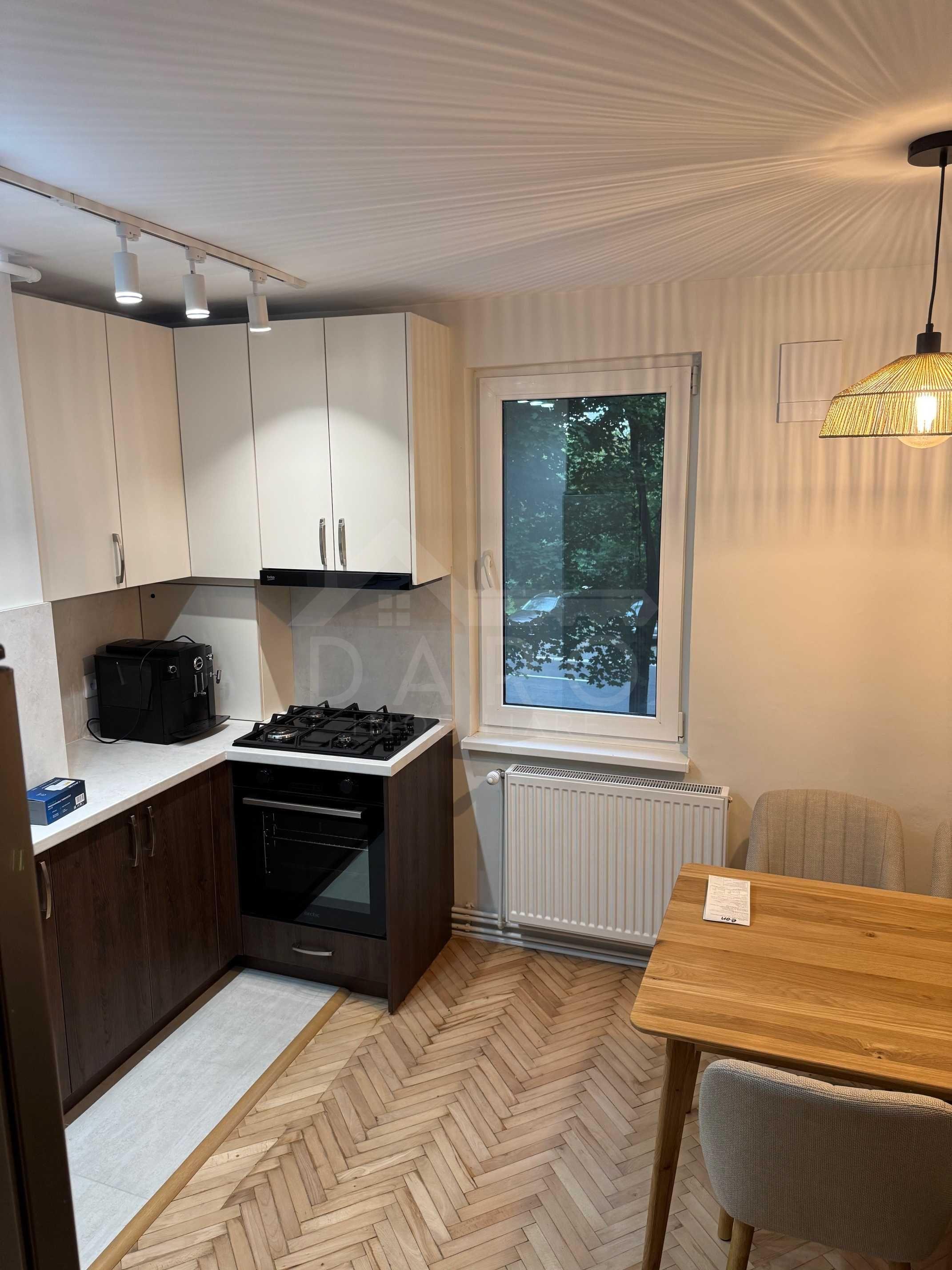 Apartament cu 3 camere, de inchiriat, direct de la proprietar. Strada Transilvania - 8
