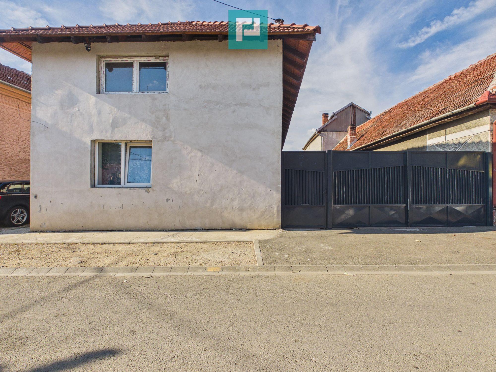 Casă P+E cu două apartamente, zona Drăgășani - 1