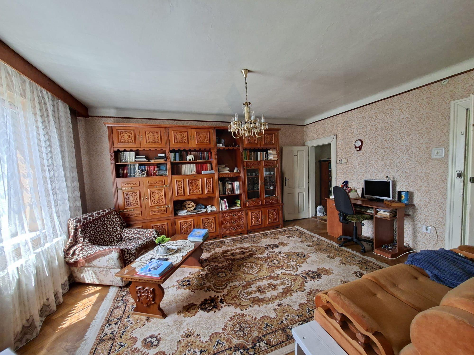 Casa individuala 185 mp utili S + P + E garaj si teren 777 mp Central - 2