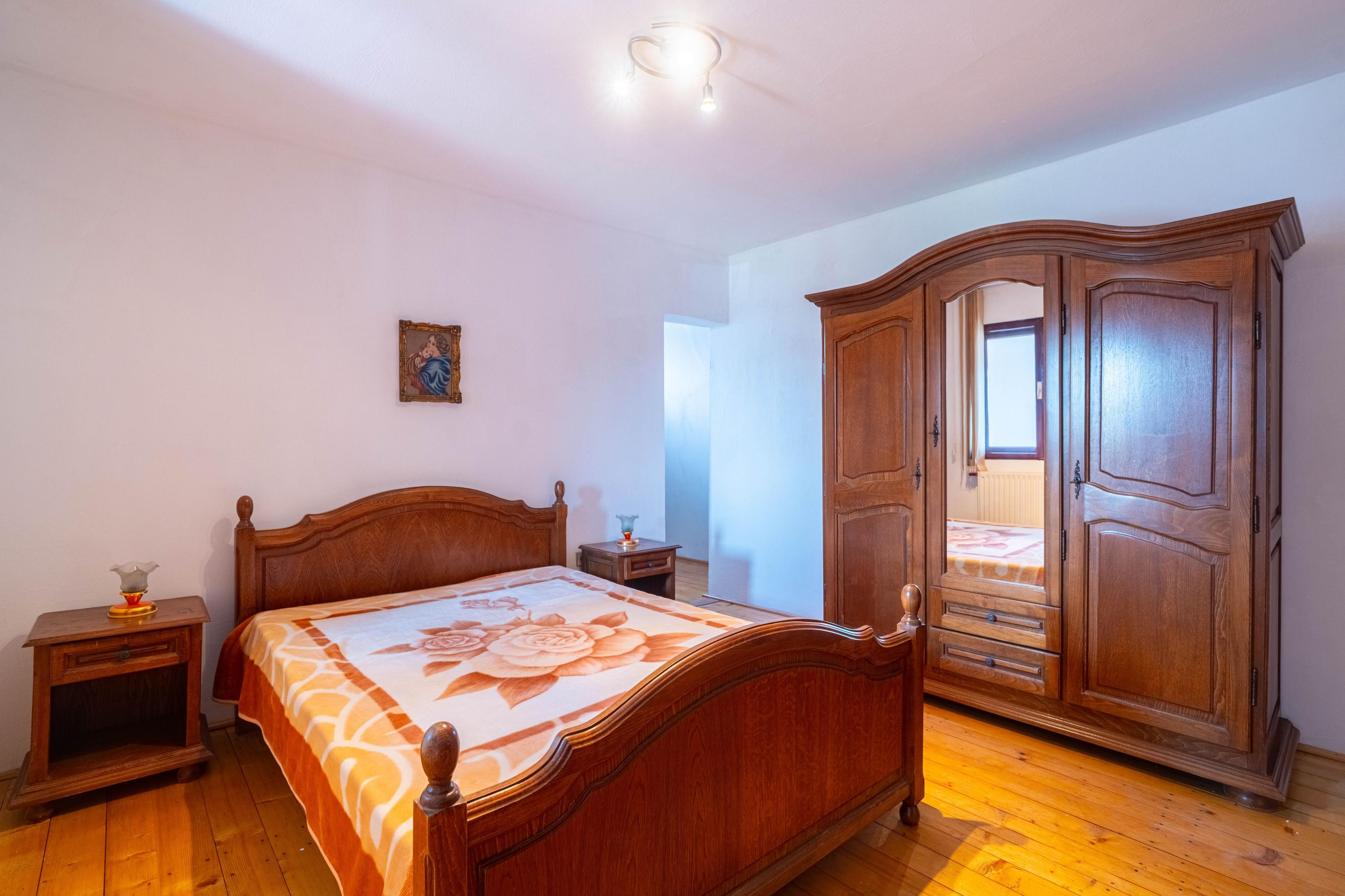 VANDUT! Casa 5 camere - teren 688 mp - Parneava - COMISION 0 - 4