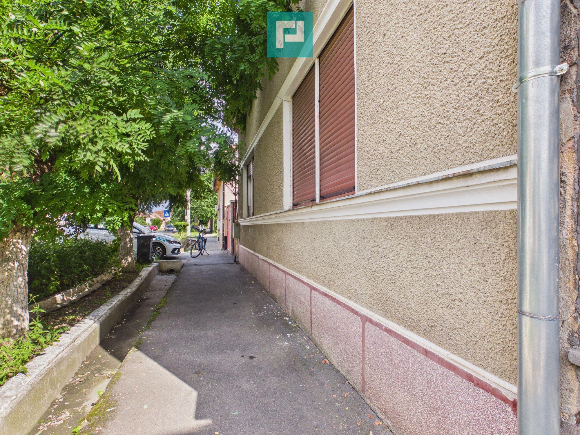 Casă cu 3 camere și teren de 450 mp în Pârneava - 1