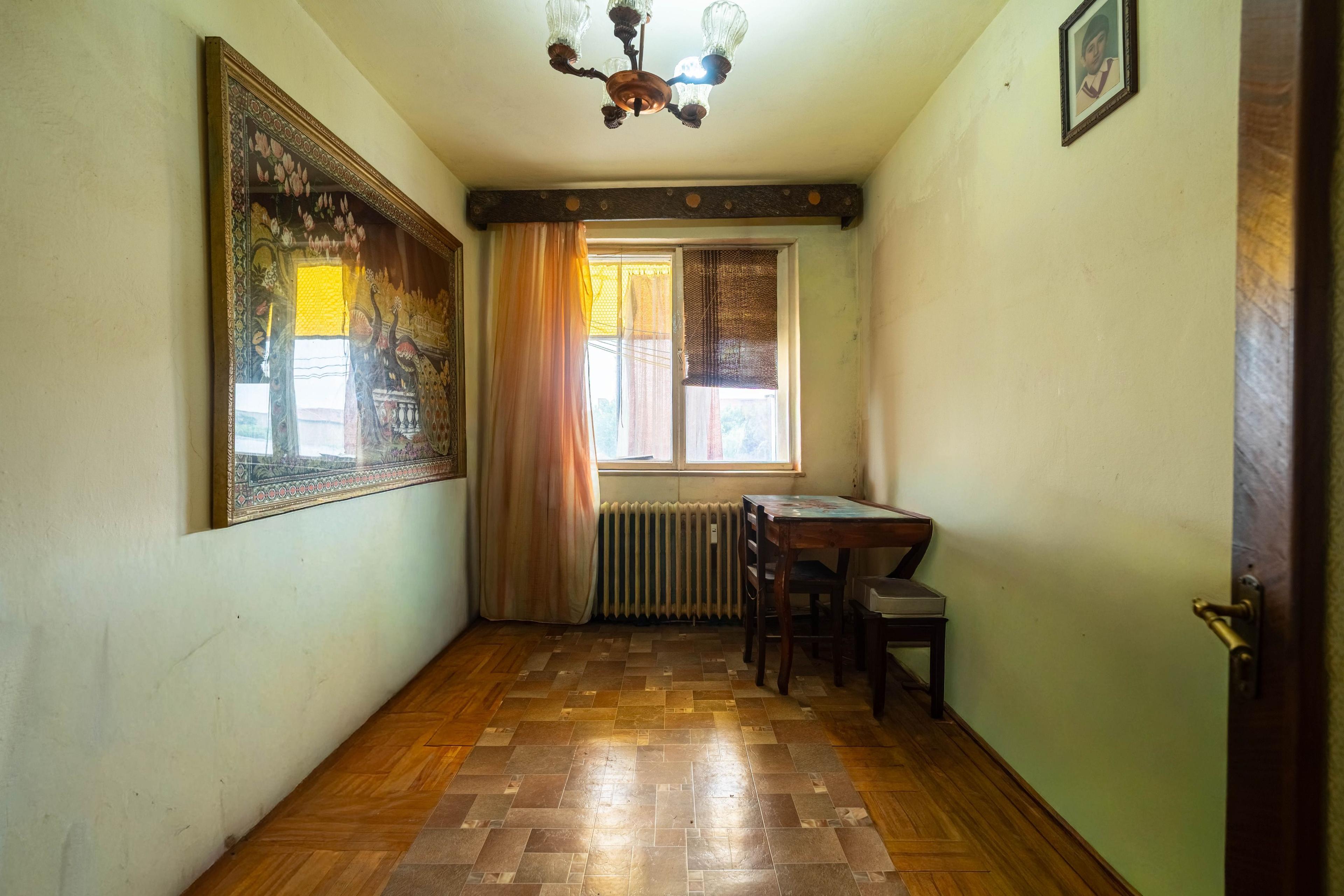 Apartament 4 camere decomandat - bvd. Revolutiei - COMISION 0 - 3