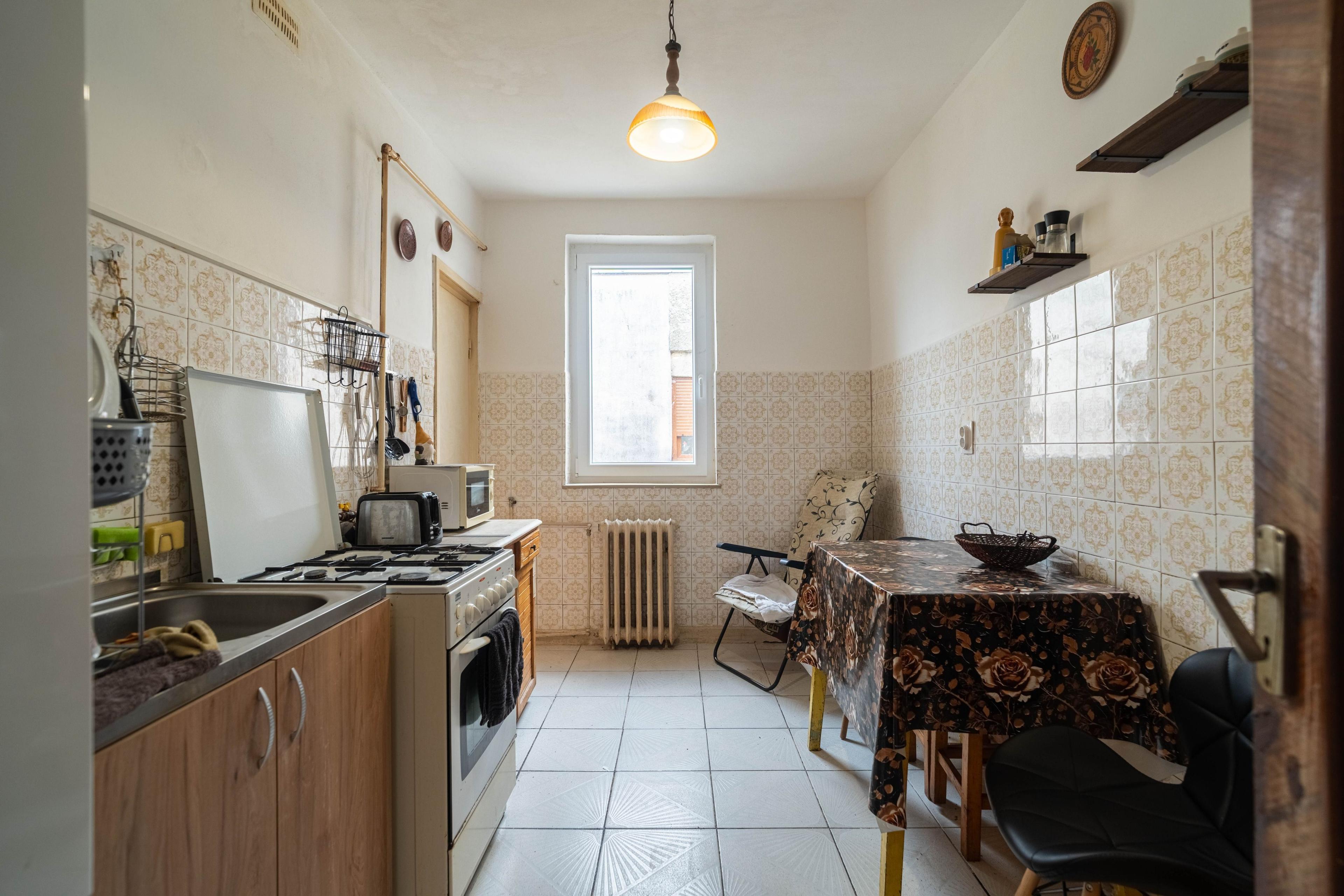Apartament 4 camere decomandat - bvd. Revolutiei - COMISION 0 - 6