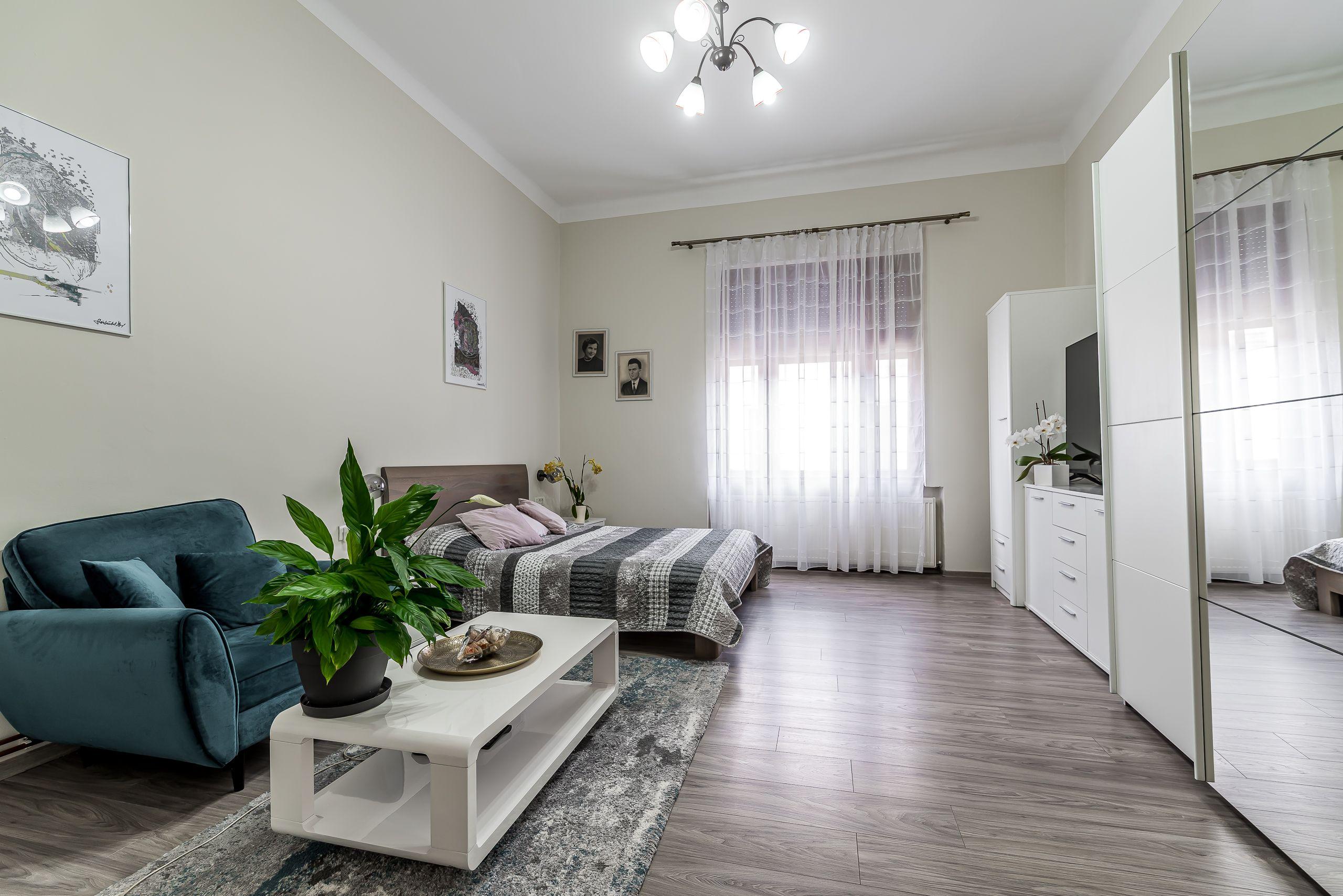 Apartament ultracentral cu 4 camere decomandat, etaj intermediar - 2