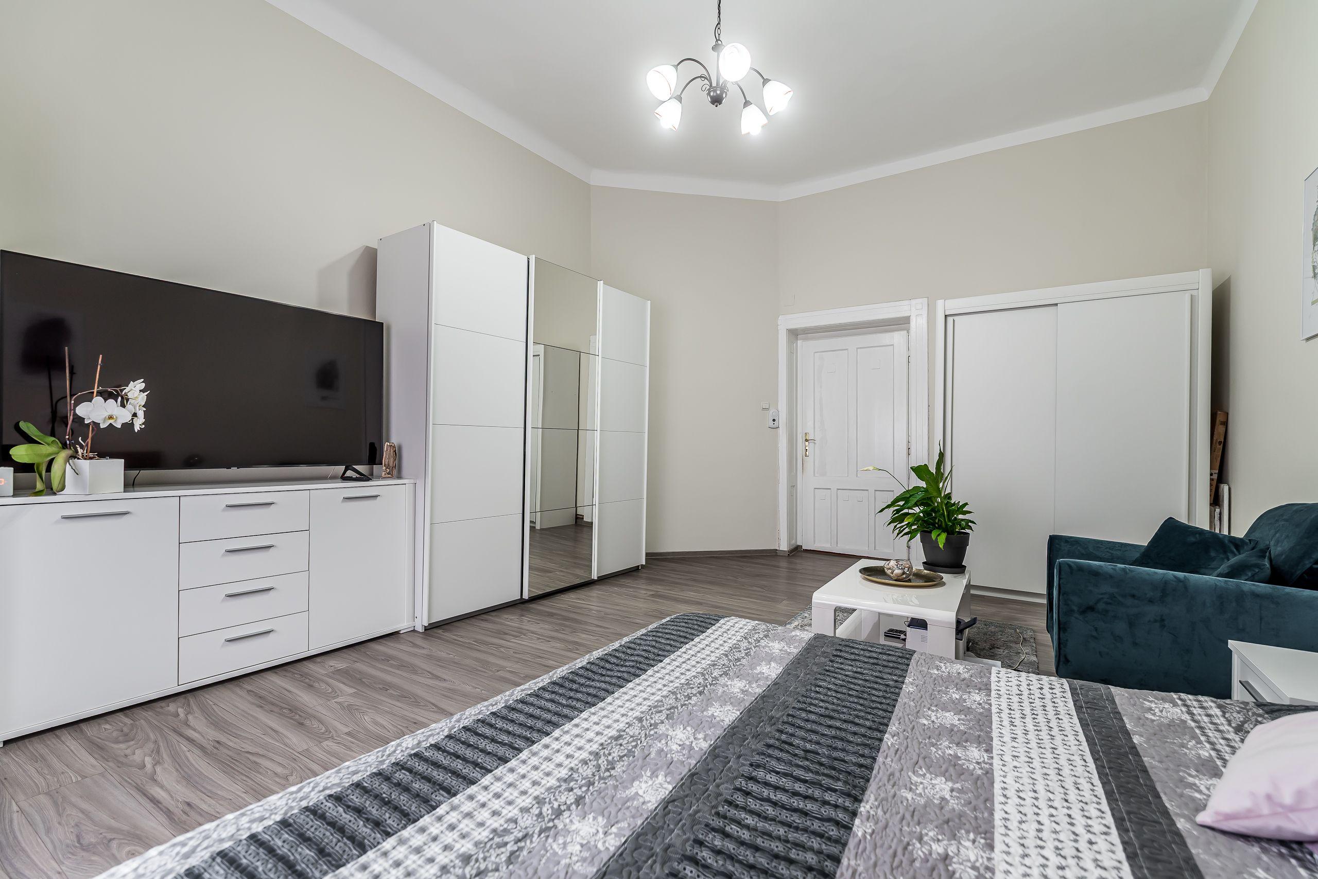 Apartament ultracentral cu 4 camere decomandat, etaj intermediar - 5