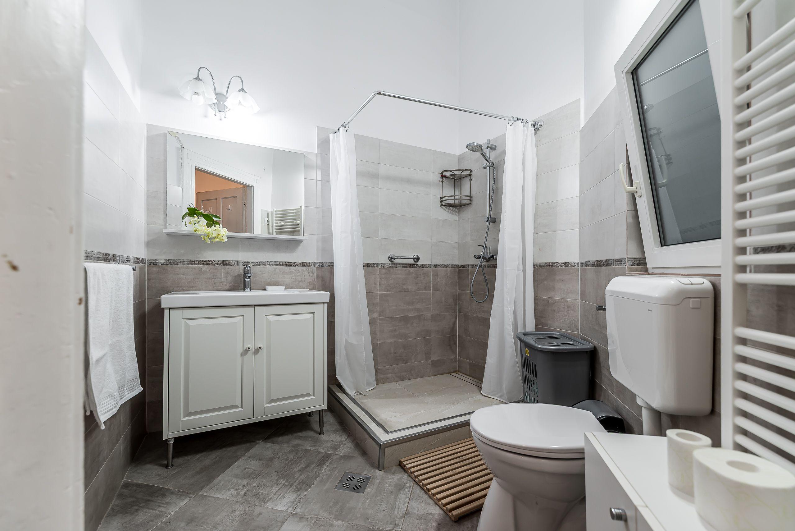 Apartament ultracentral cu 4 camere decomandat, etaj intermediar - 8
