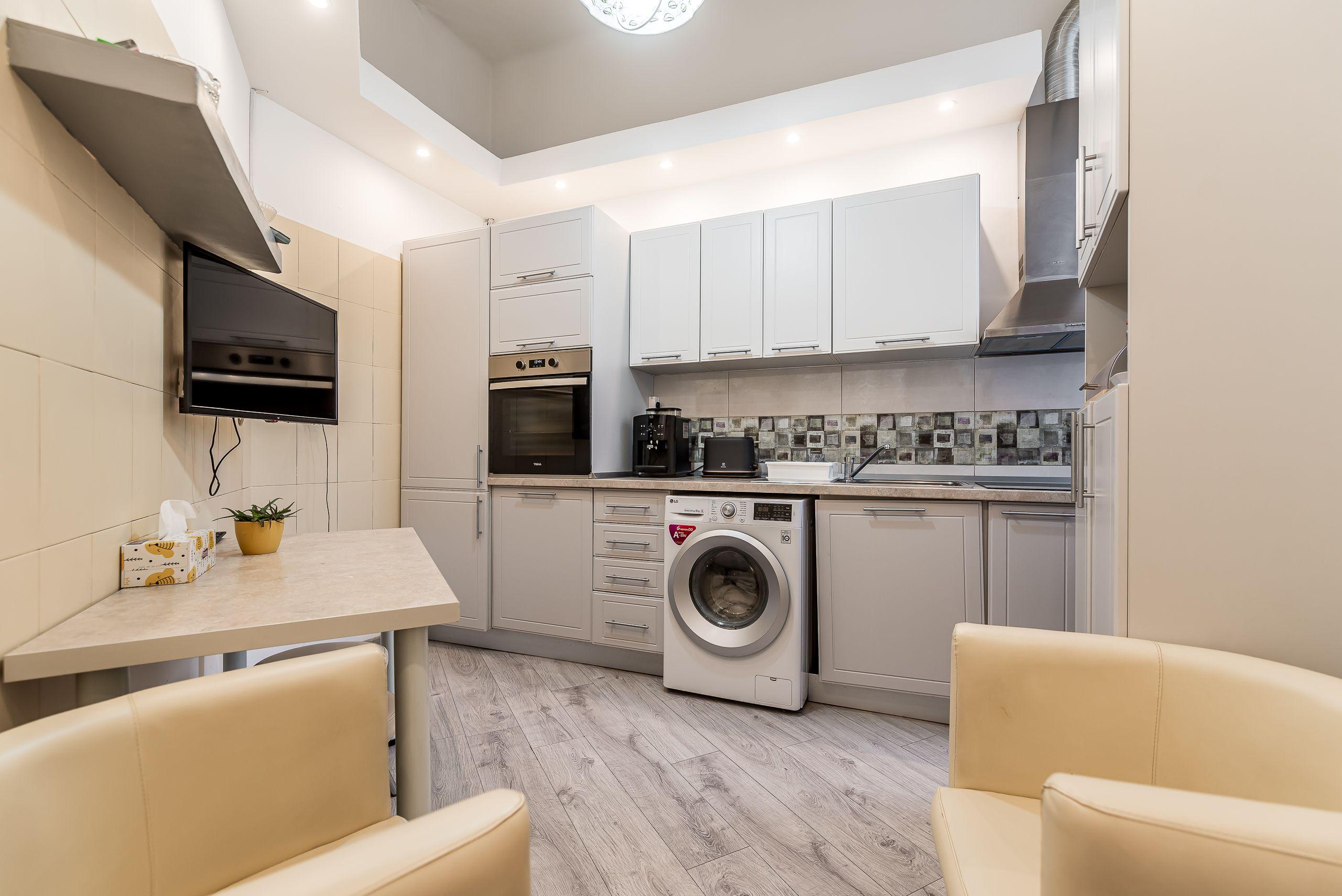 Apartament ultracentral cu 4 camere decomandat, etaj intermediar - 3
