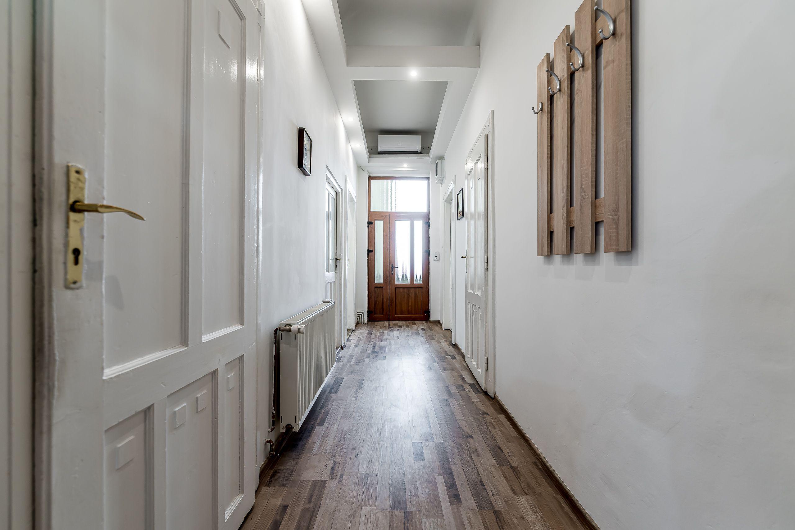 Apartament ultracentral cu 4 camere decomandat, etaj intermediar - 7