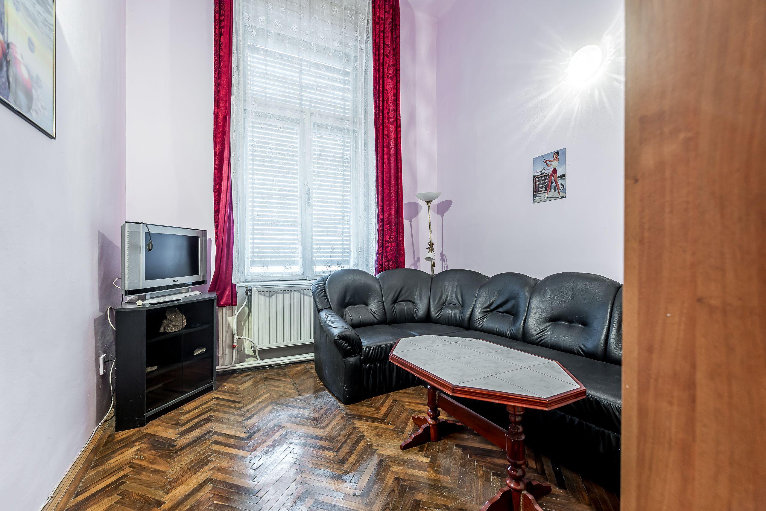 Apartament ultracentral cu 3 camere plus un bonus Comision 0 - 6