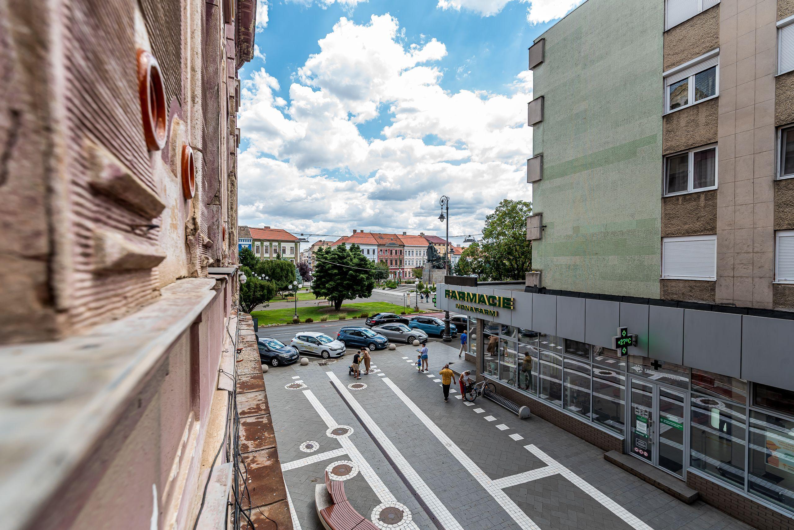 Apartament ultracentral cu 3 camere plus un bonus Comision 0 - 3