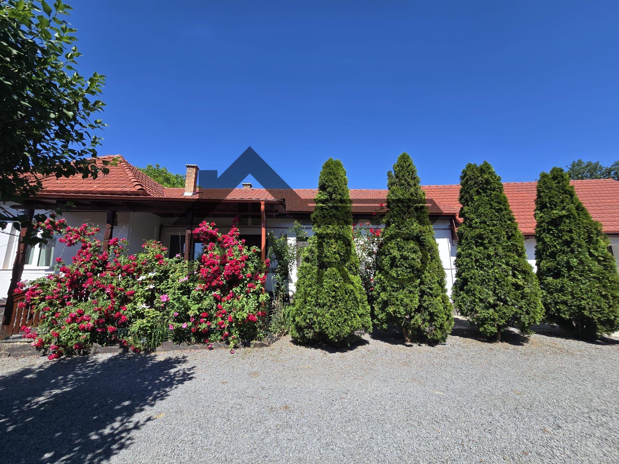 Casa in Livezeni , 140 mp utili , in centrul localitatii . - 20