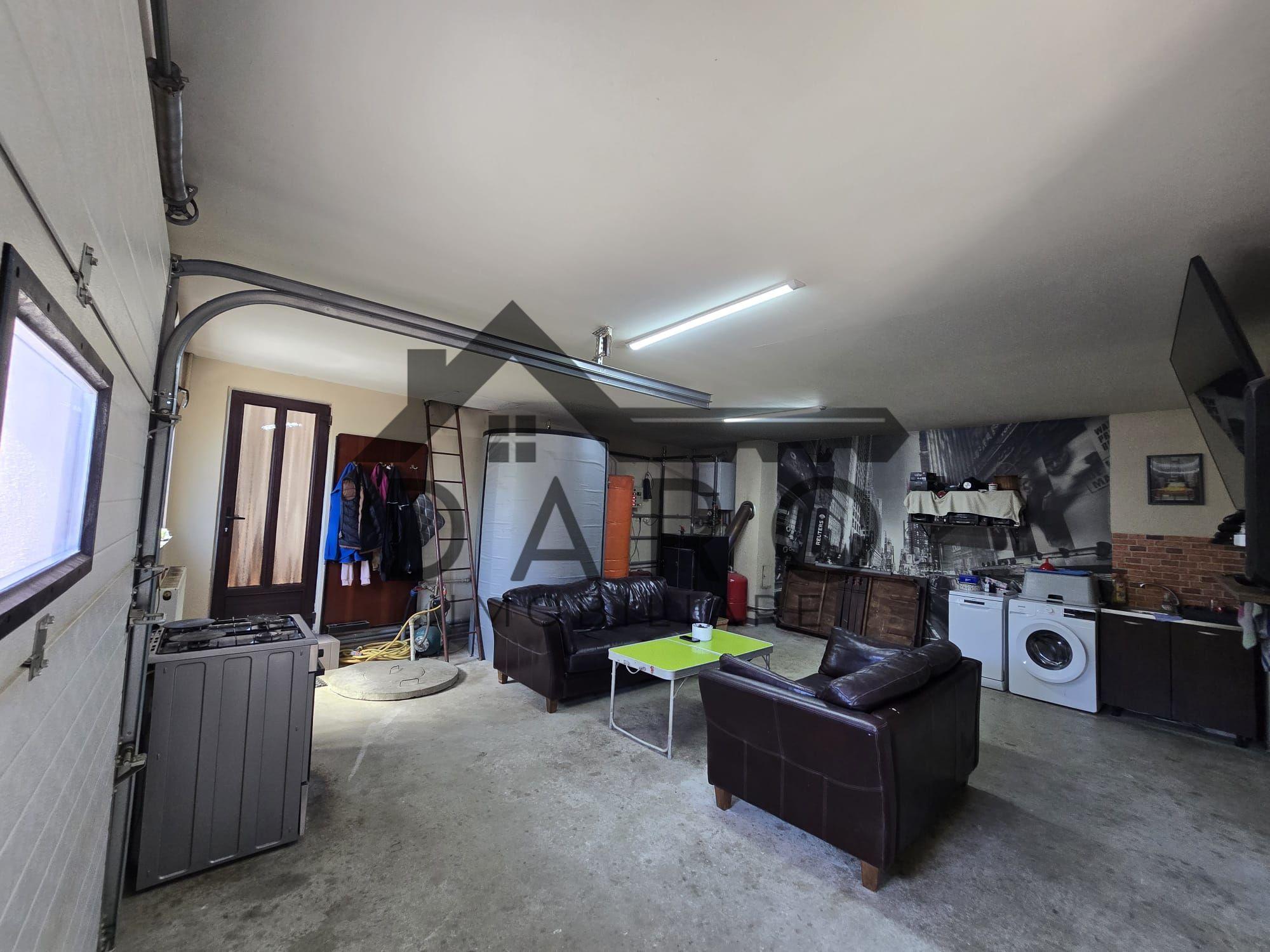 Casa in Livezeni , 140 mp utili , in centrul localitatii . - 10