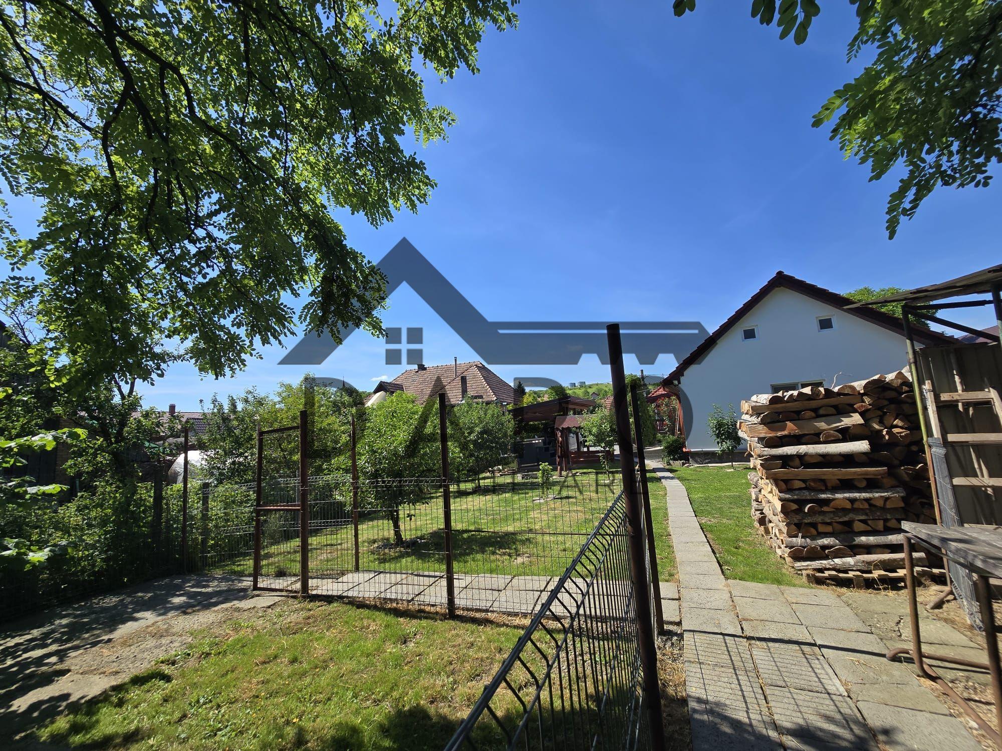 Casa in Livezeni , 140 mp utili , in centrul localitatii . - 2