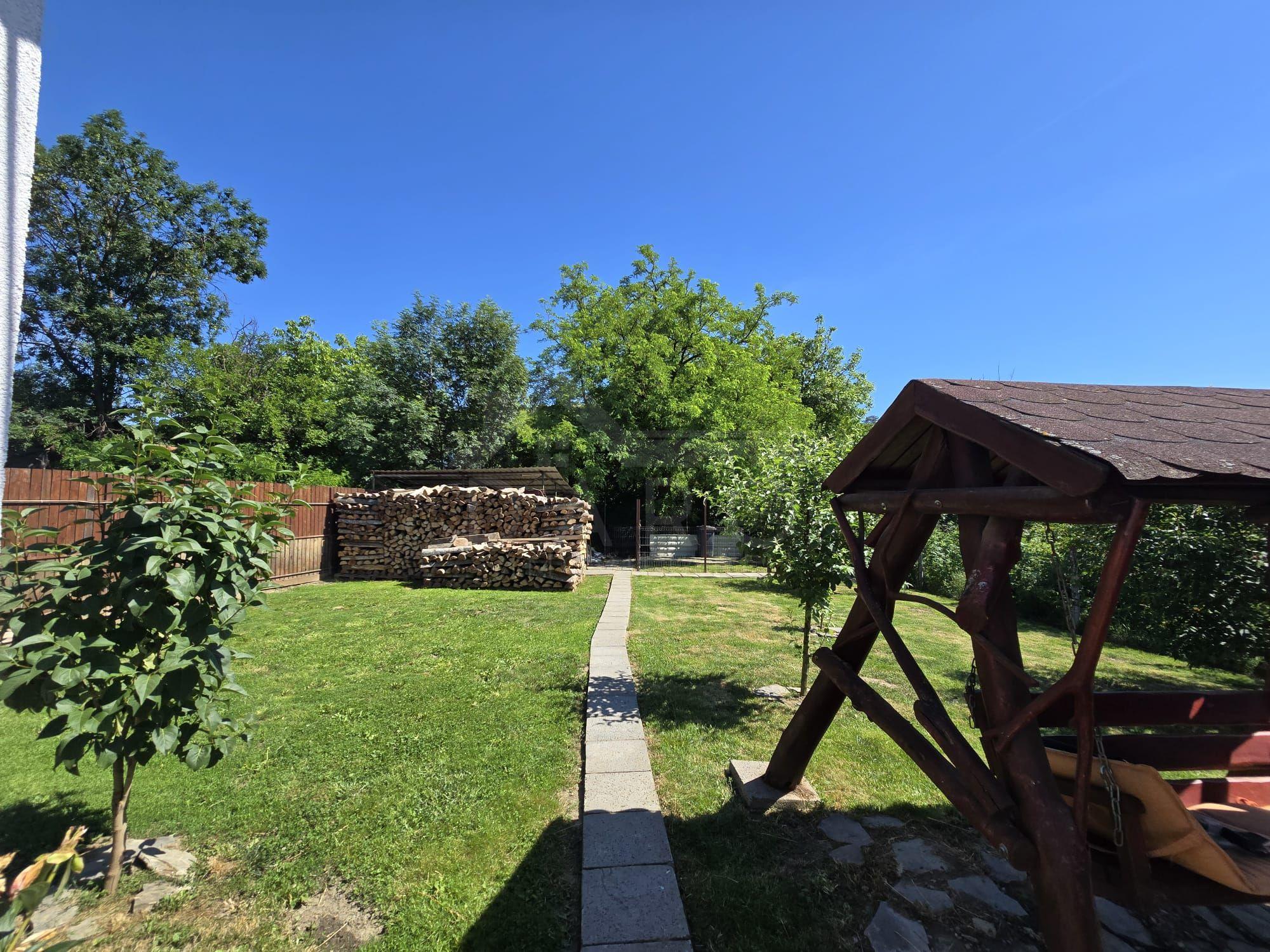 Casa in Livezeni , 140 mp utili , in centrul localitatii . - 9