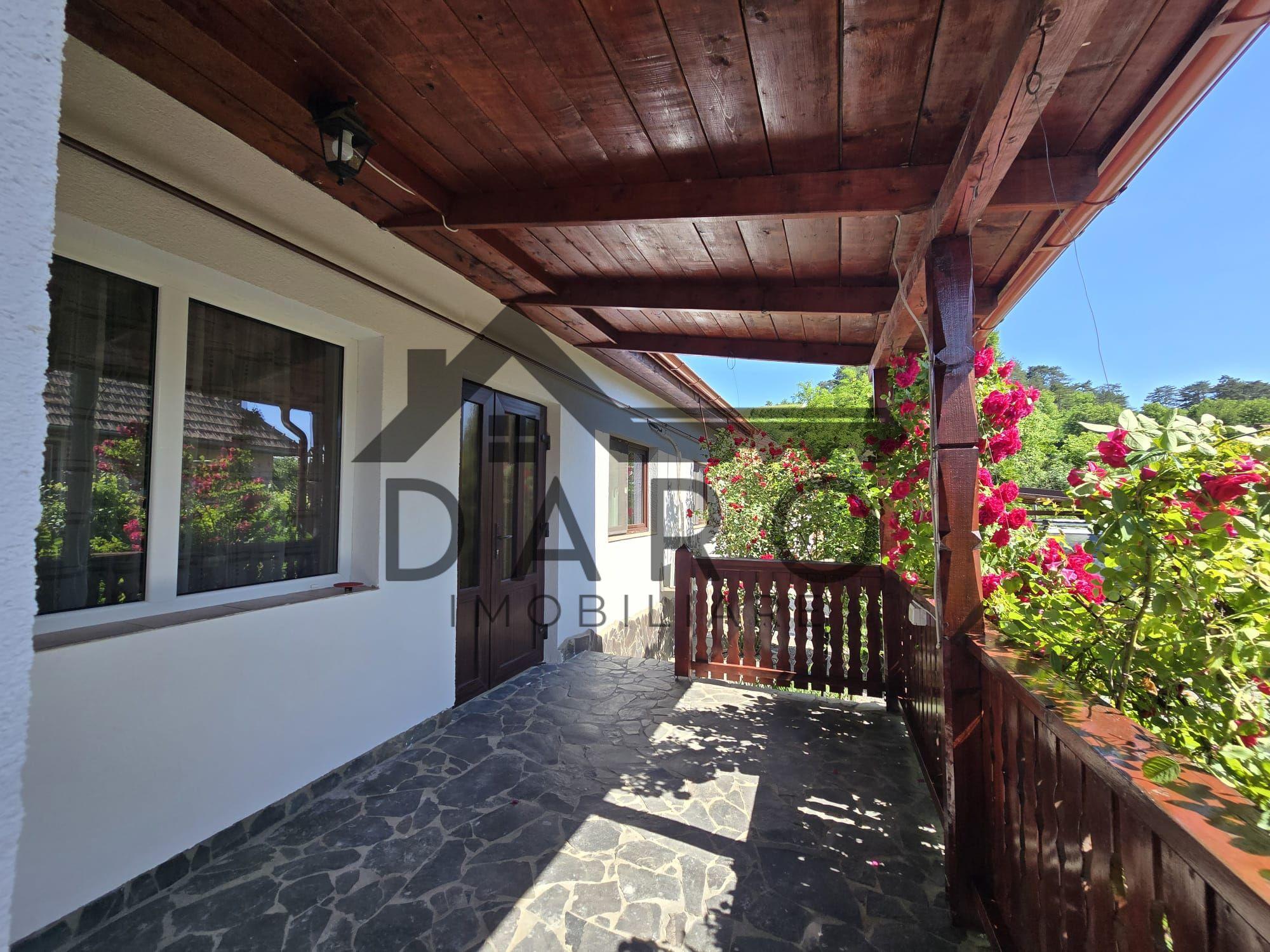 Casa in Livezeni , 140 mp utili , in centrul localitatii . - 1